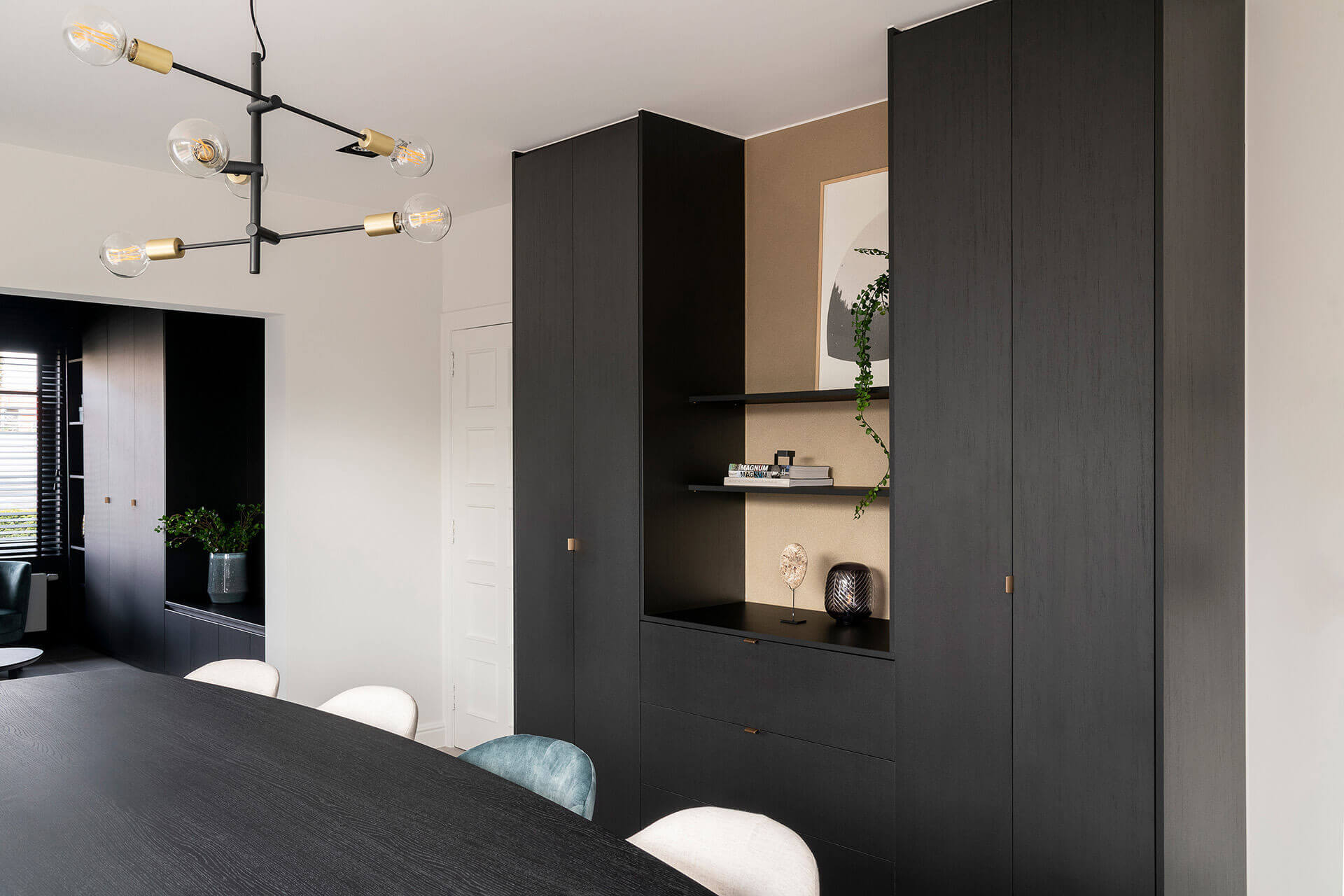 Meuble de rangement sur mesure pour le salon, de couleur Noir Élégant