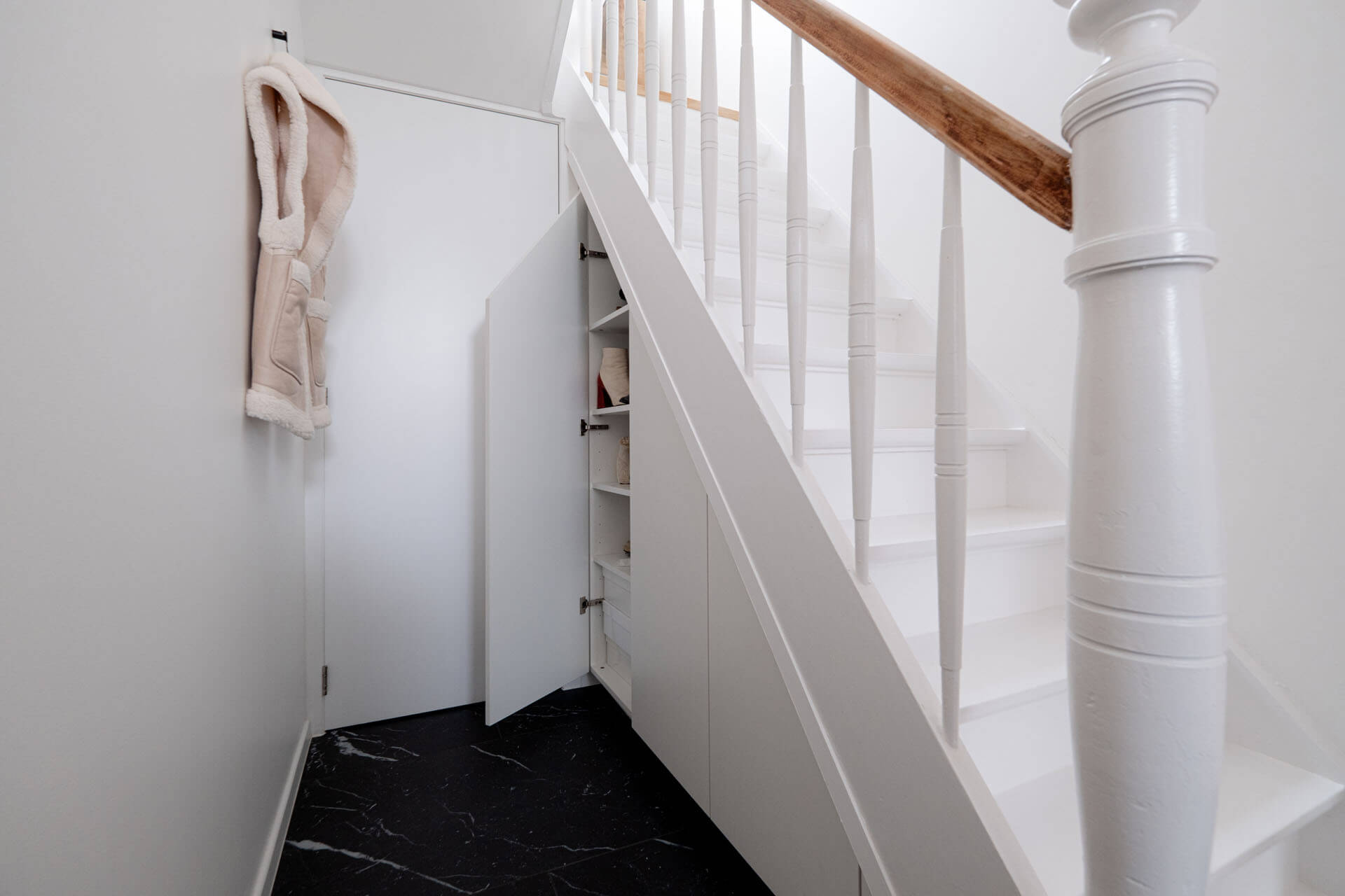 Armoire blanche sur mesure sous l'escalier