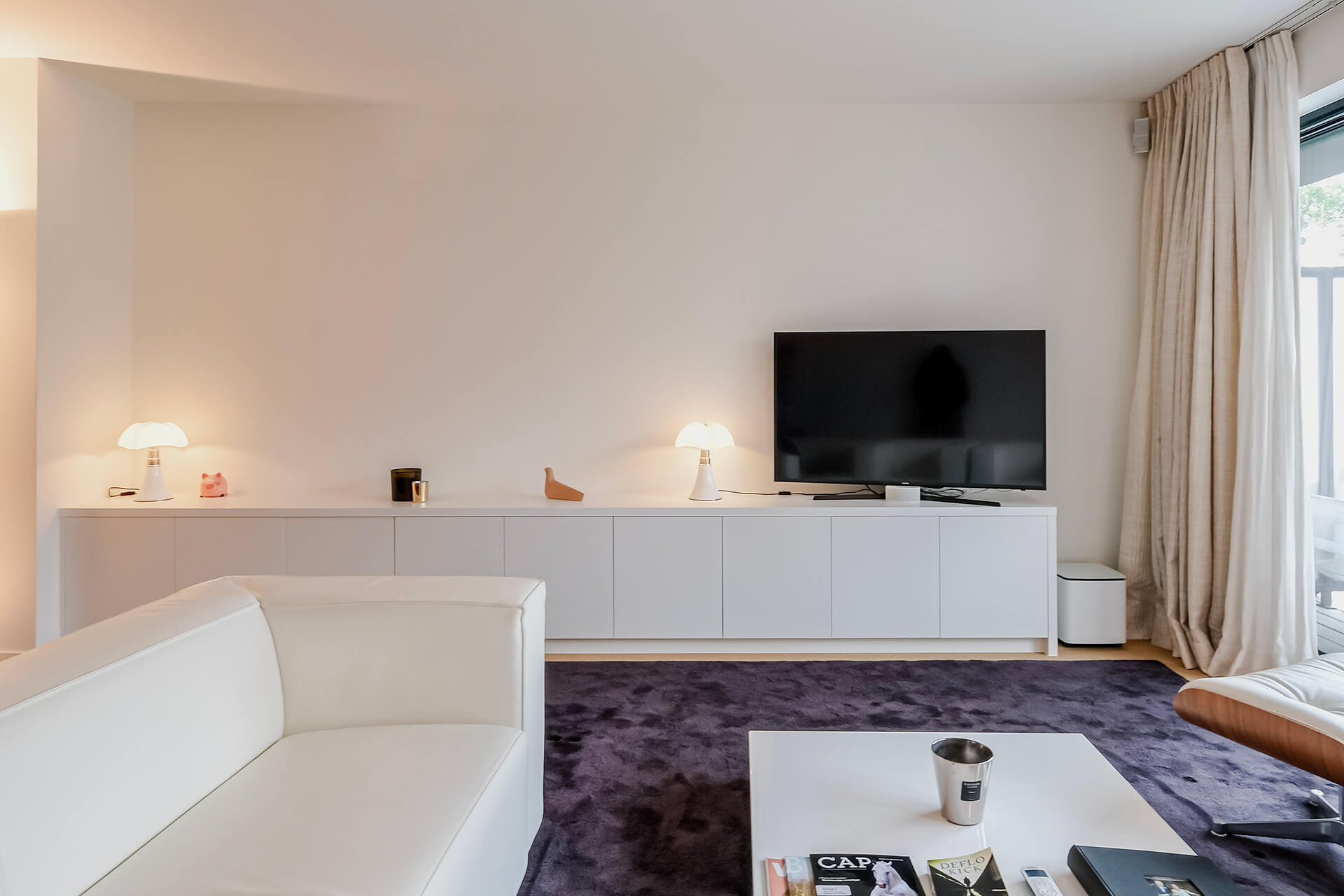 Meuble TV blanc sur mesure avec portes à ouverture par simple pression, disponible en ligne chez Custoro