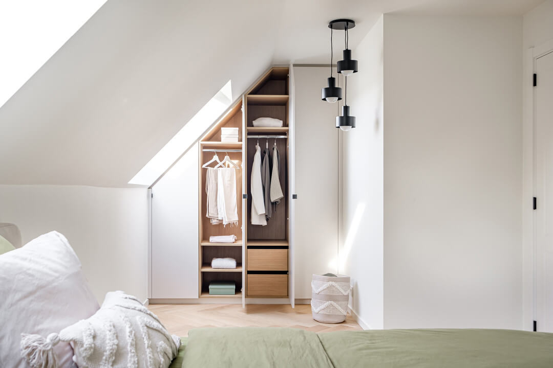 Garde-robe encastrée sous pente avec extérieur blanc et intérieur en Essential Oak Naturel