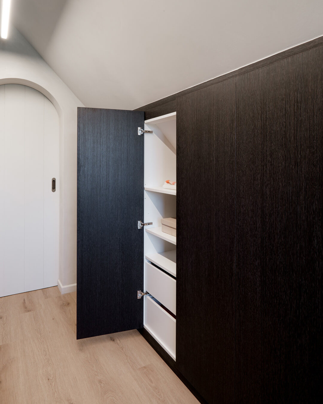Dressing encastré avec finition en bois structuré Hudson Oak