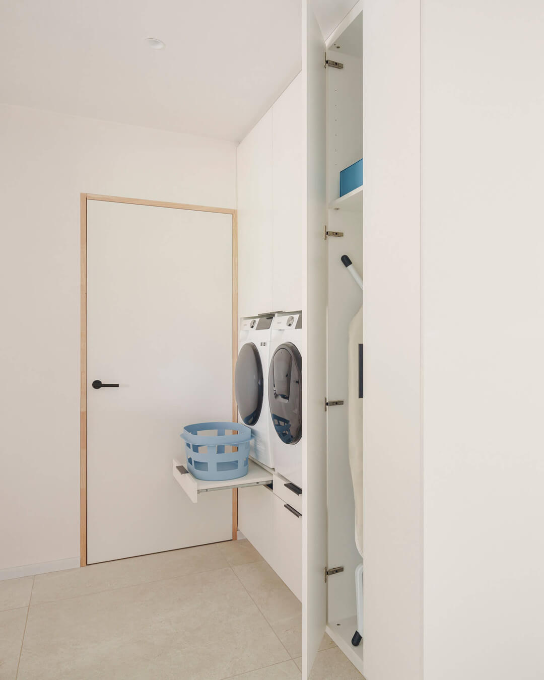 Machines à laver encastrées dans une armoire blanche sur mesure