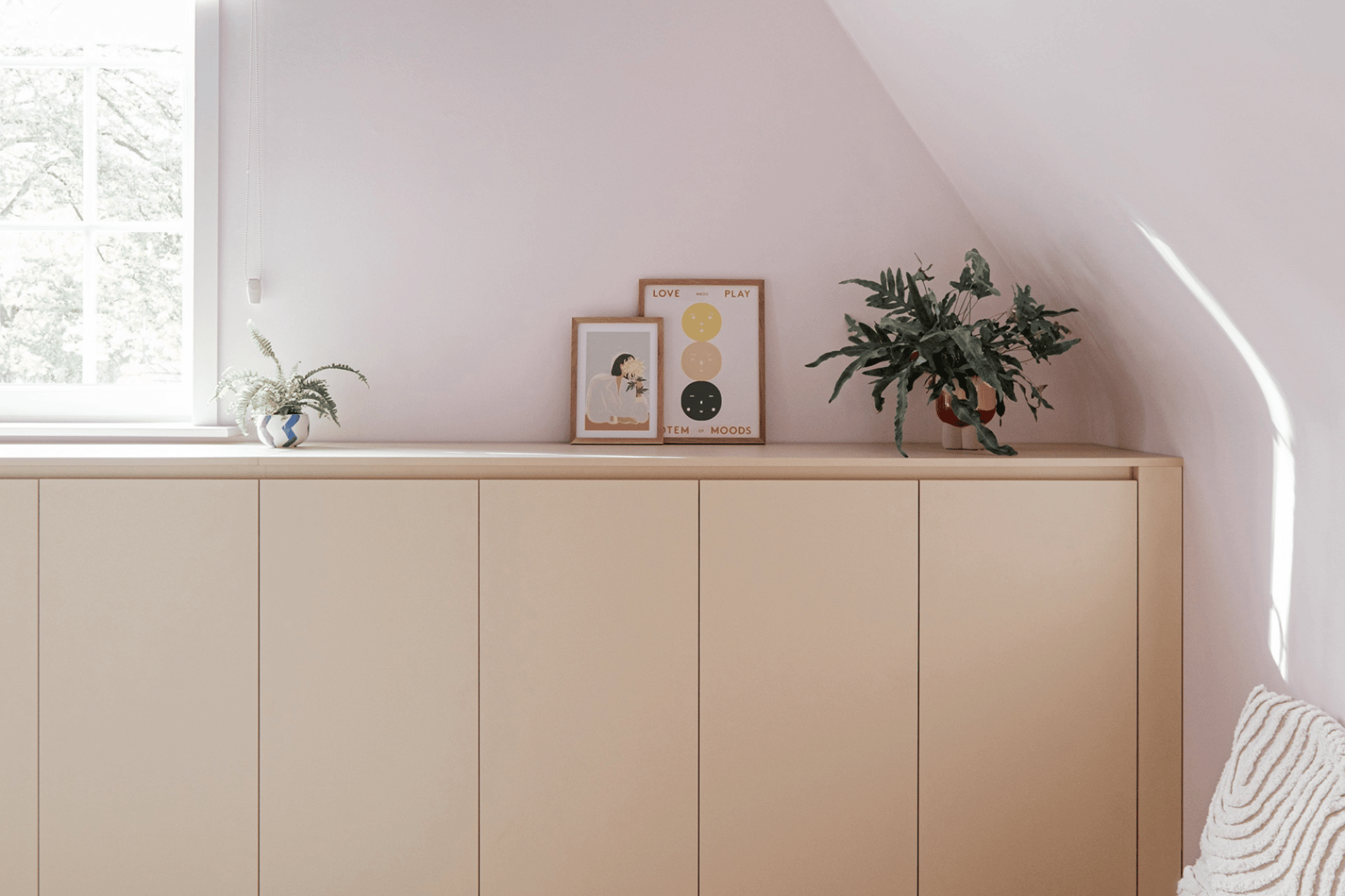 Commode encastrée sur mesure dans une pièce baignée de lumière, couleur coucher de soleil