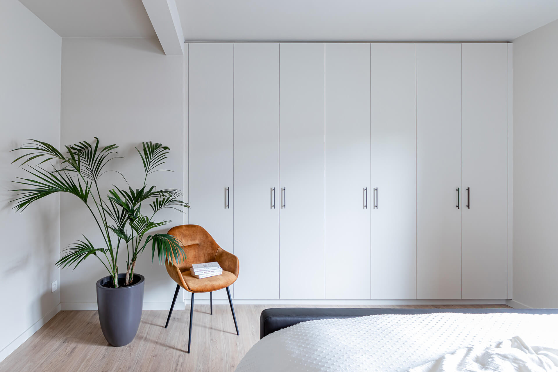 Dressing blanc encastré dans la chambre à coucher à partir d'armoires sur mesure en ligne