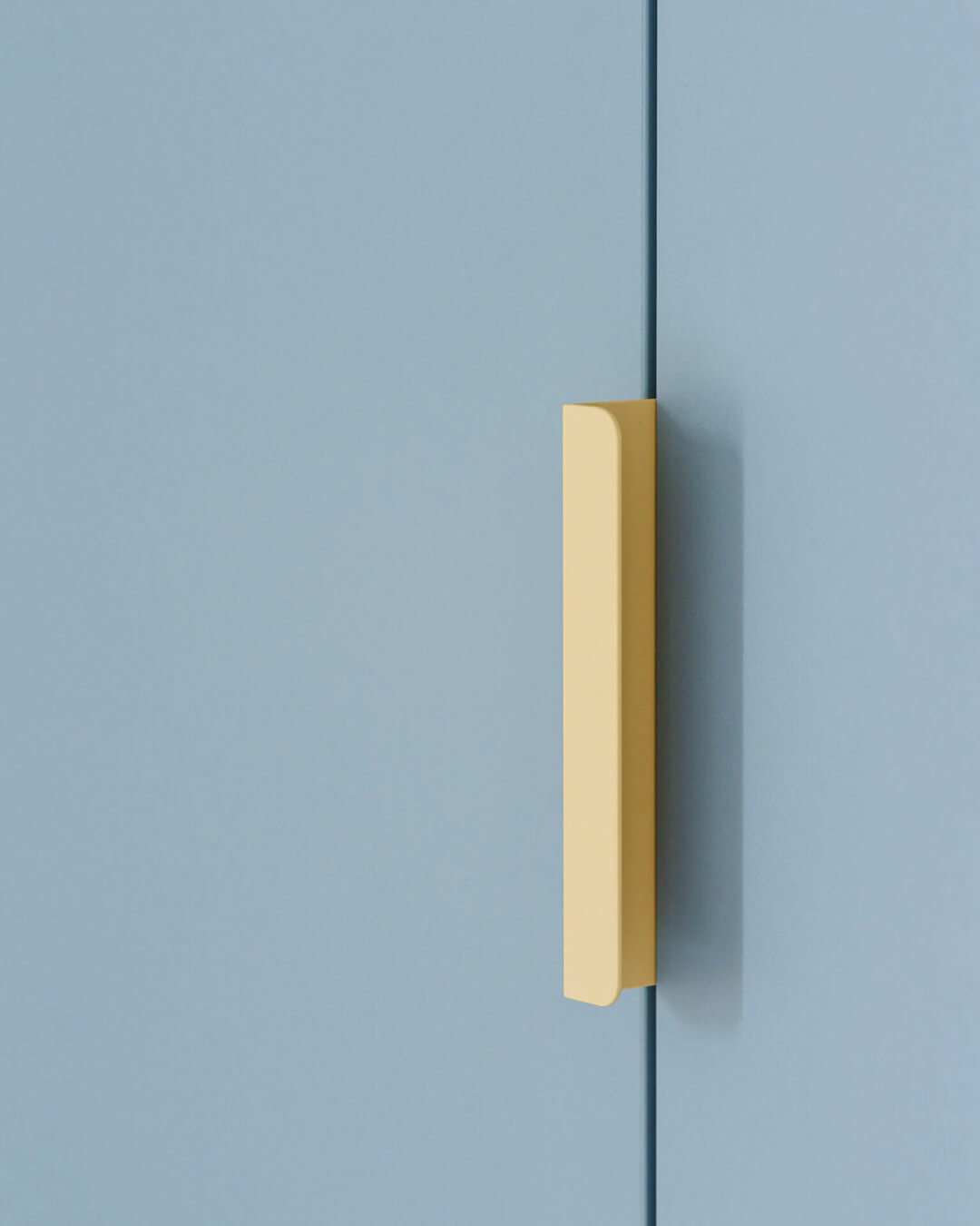Penderie sur mesure Silver Blue avec poignées crème de Custoro.