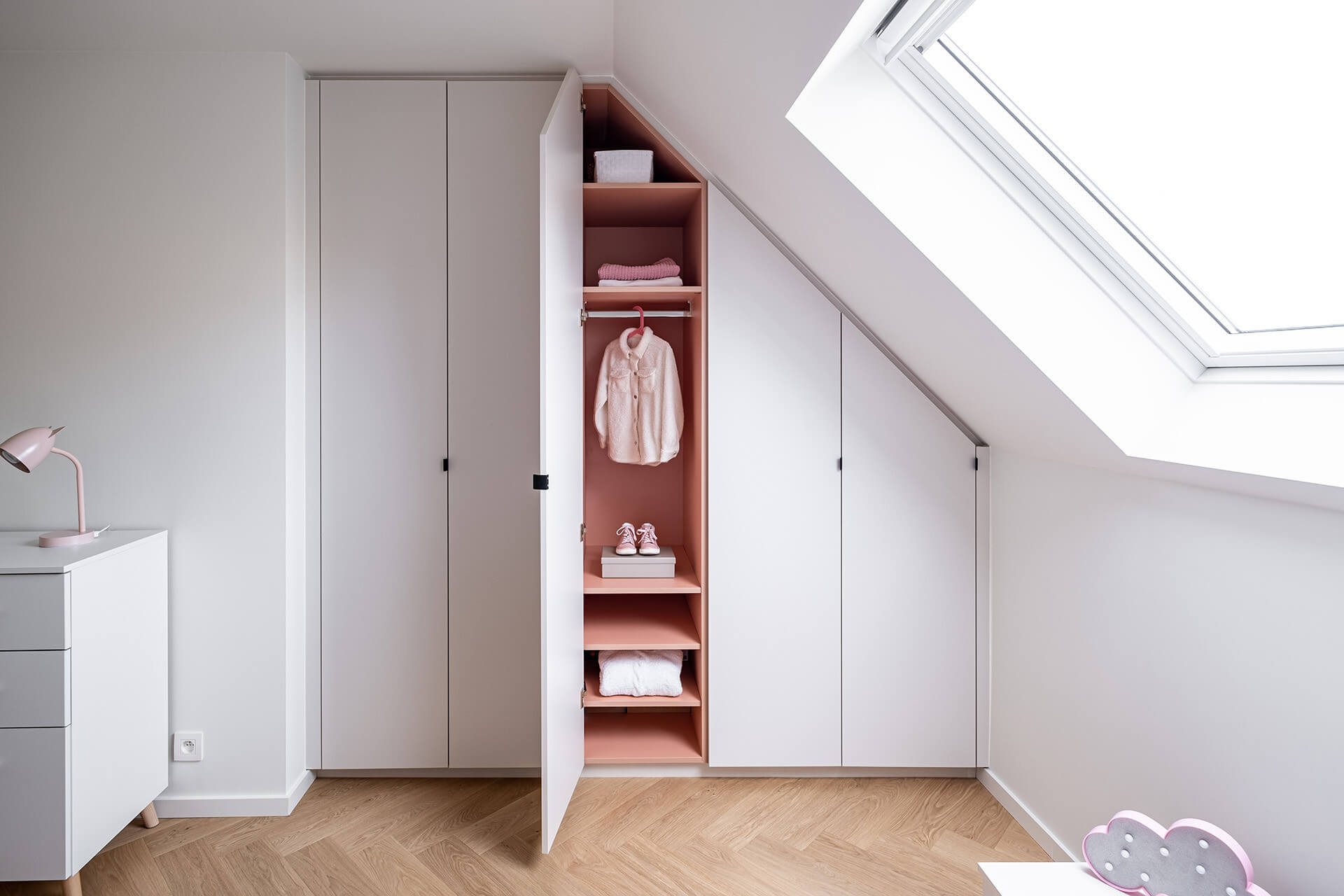 Dressing sous pente dans la chambre d'enfant.