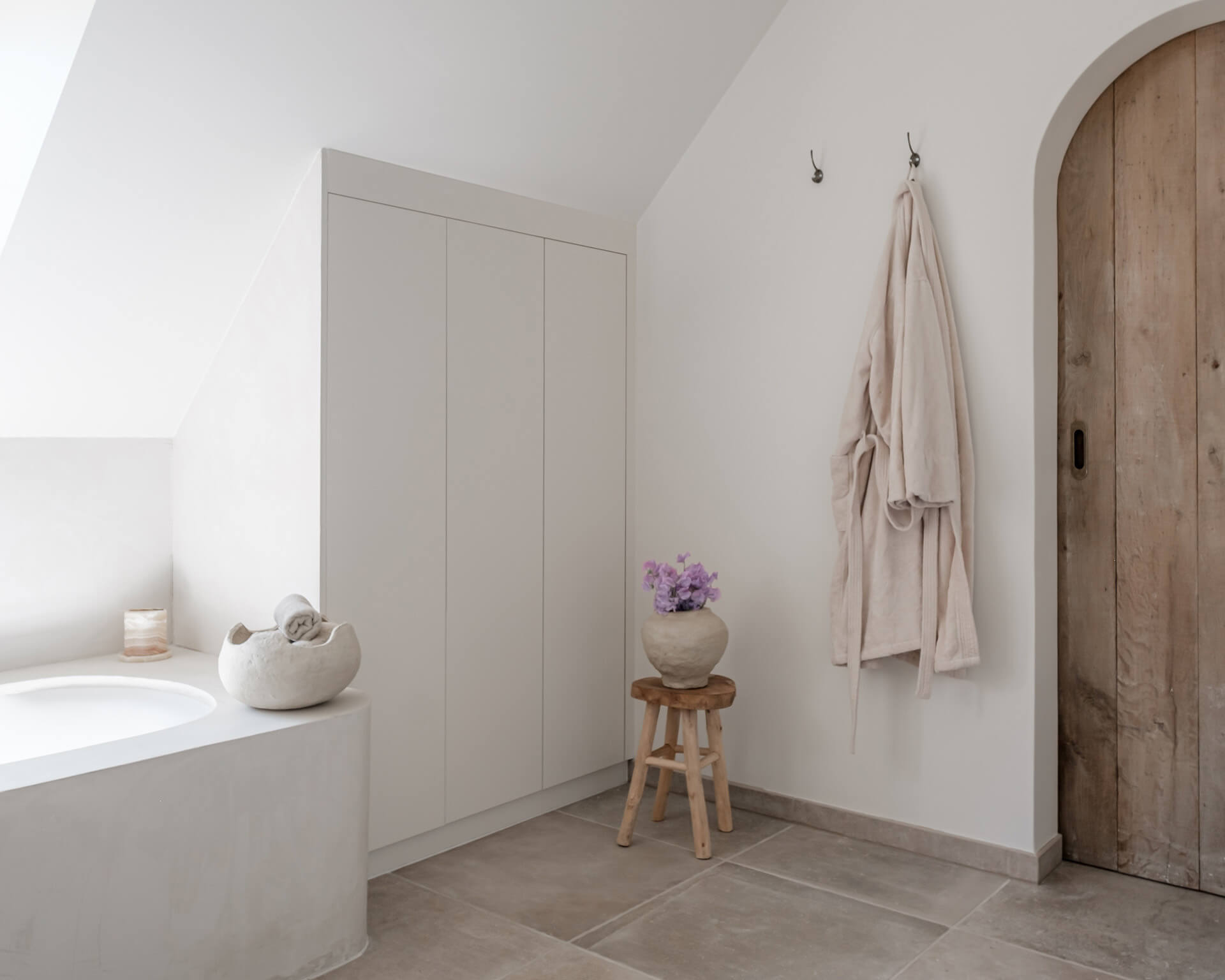 Armoire sur mesure en MDF dans la salle de bains avec arrière incliné