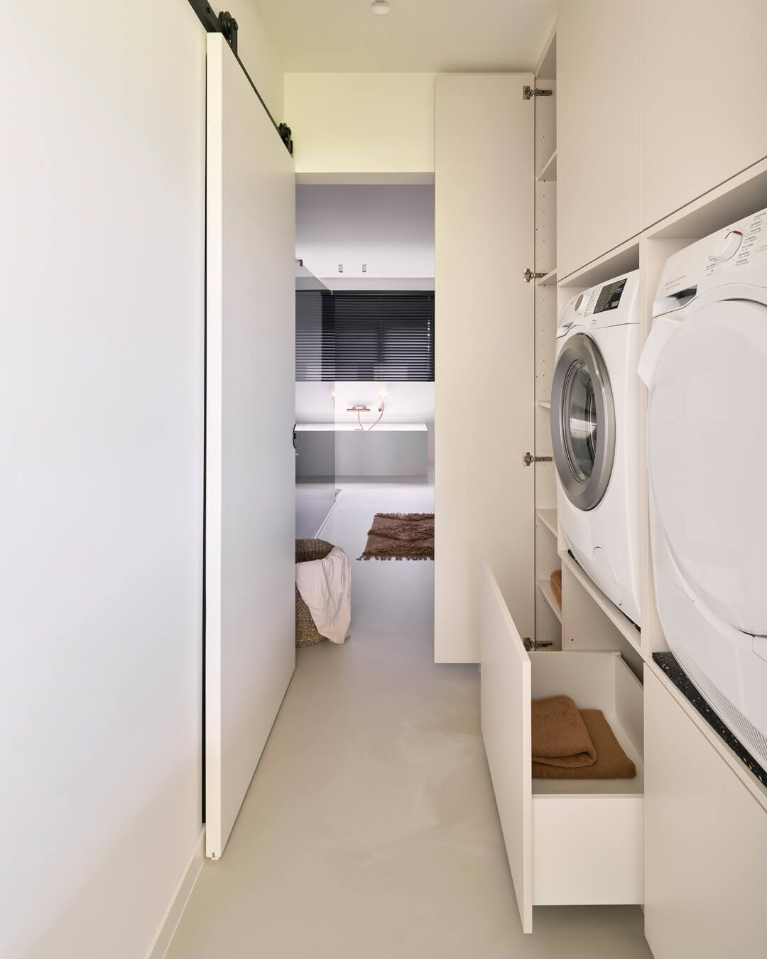 Buanderie avec armoires sur mesure pour machine à laver en couleur Seashell