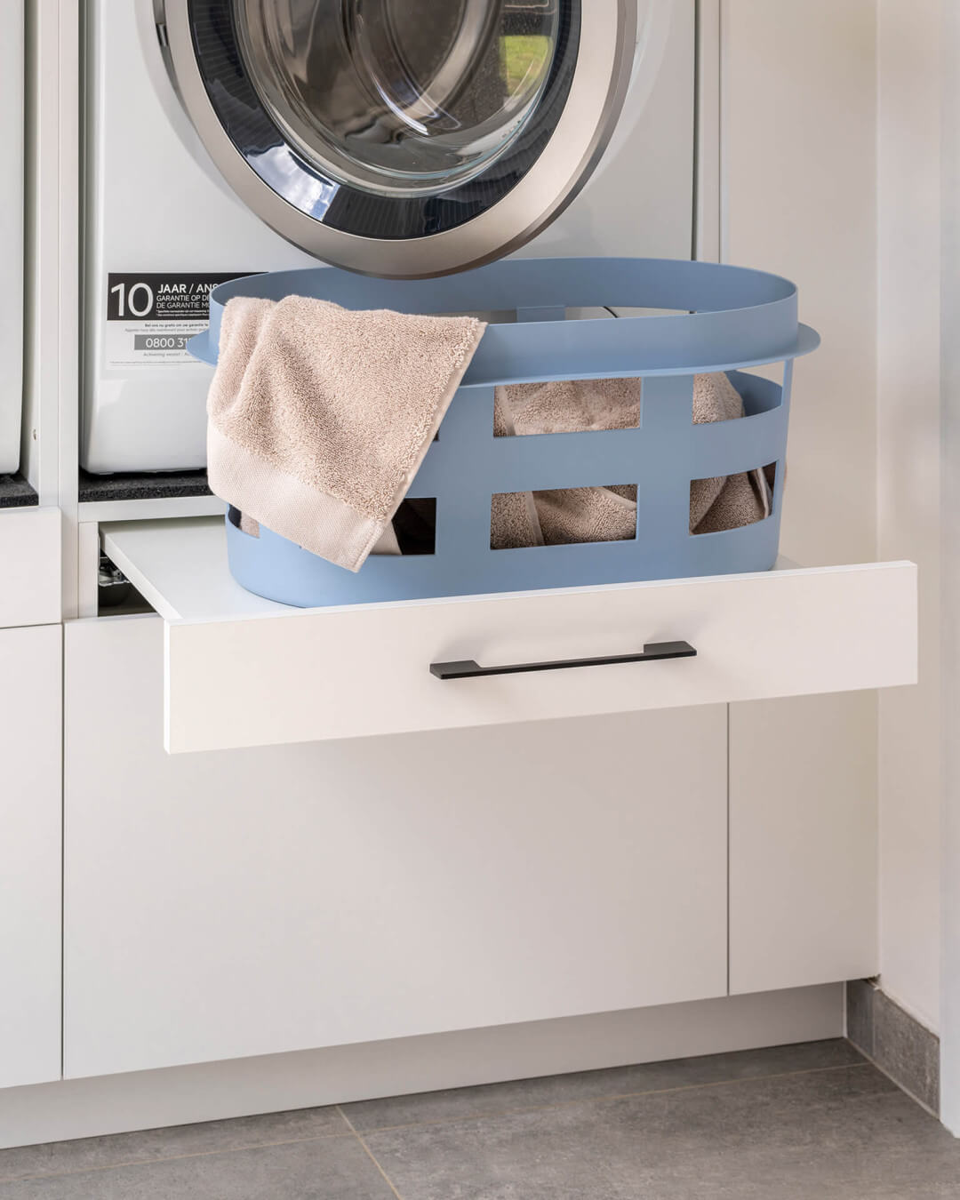 Plateau coulissant dans une armoire sur mesure pour machine à laver