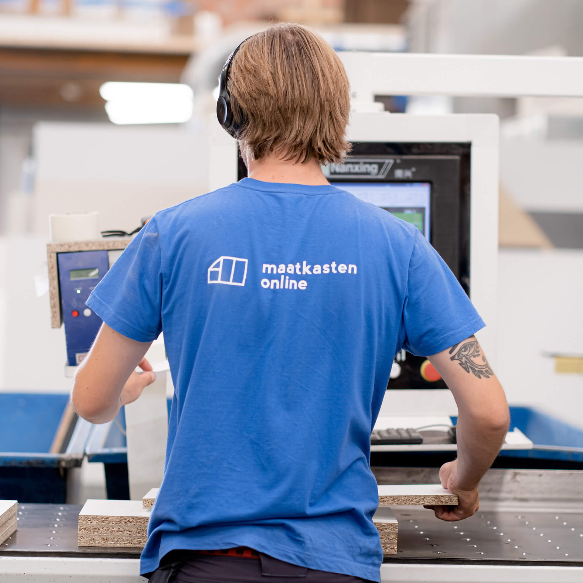 Employé d’atelier fabriquant des armoires sur mesure de qualité belge