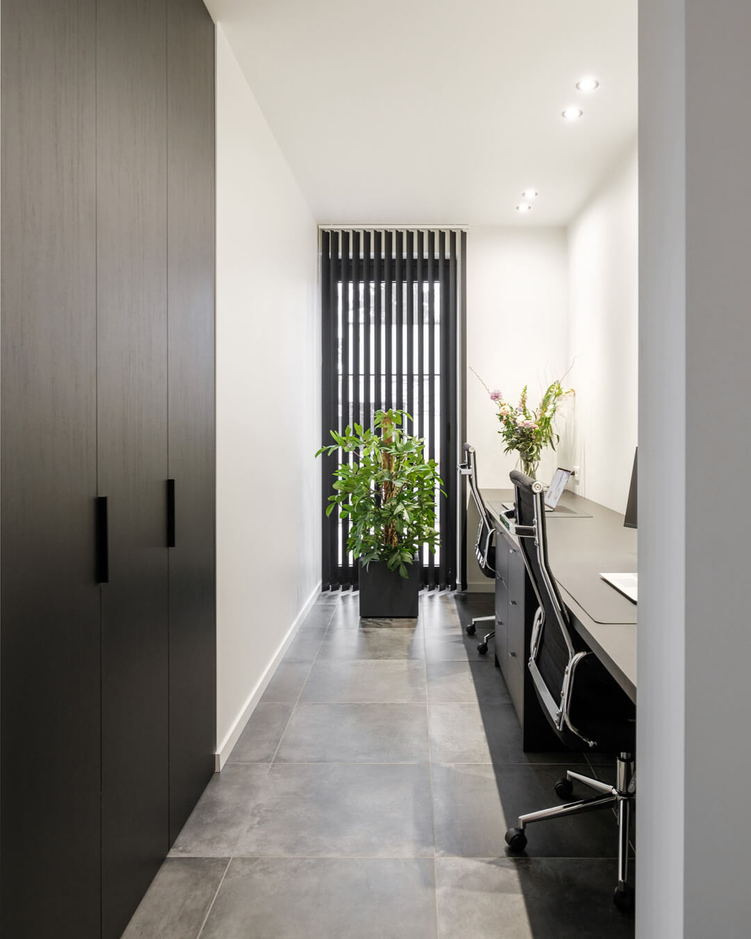 espace de bureau sur mesure avec armoires de rangement