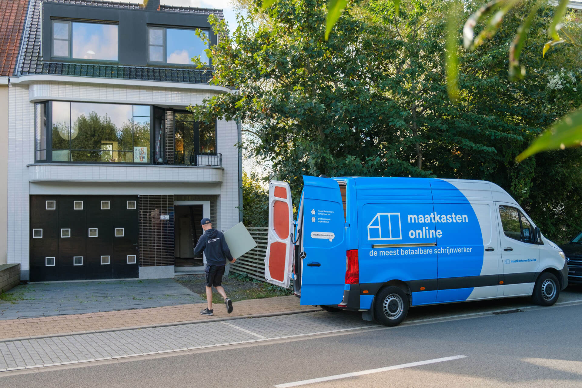 Livraison d'une armoire sur mesure à domicile avec le camion de livraison de Custoro