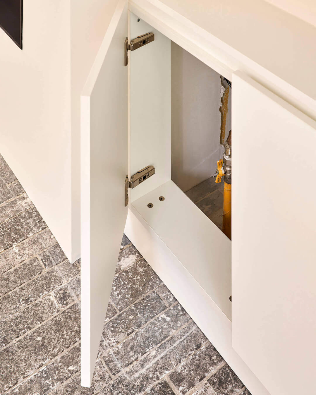 raccordement au gaz dans une armoire technique sur mesure