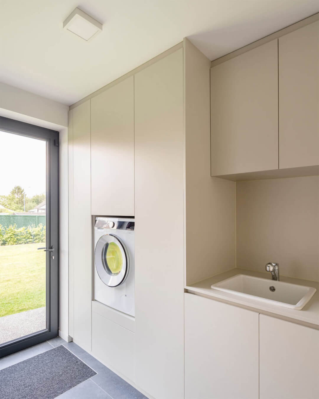 Buanderie avec armoires sur mesure en couleur Turtle Grey