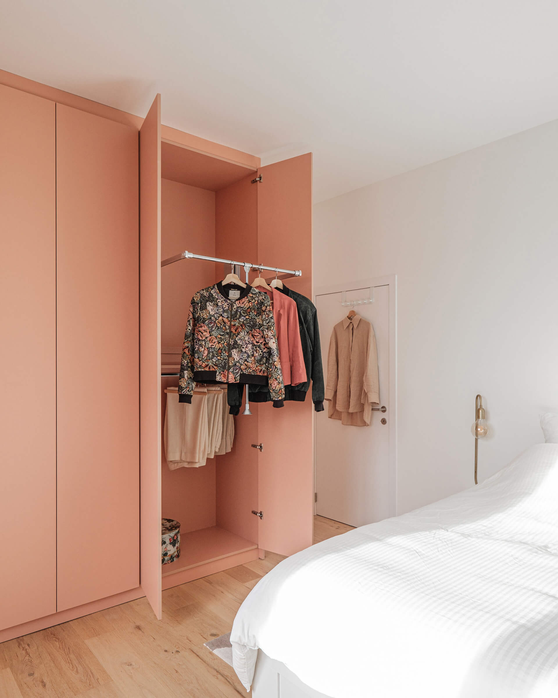 Ascenseur à vêtements dans une armoire sur mesure