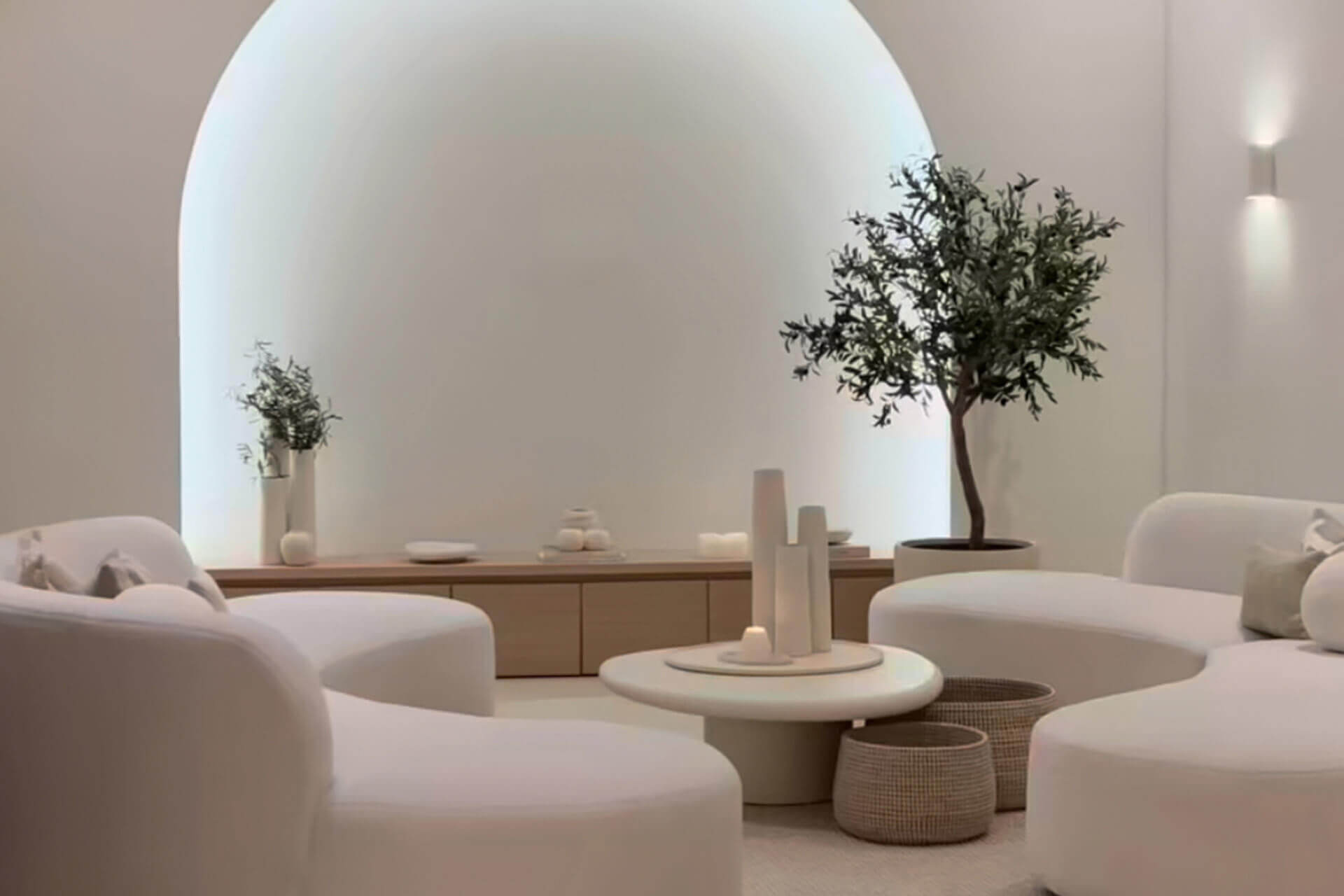 Meuble TV dans le salon d'Armine, réalisé sur mesure en chêne Atlas par Custoro