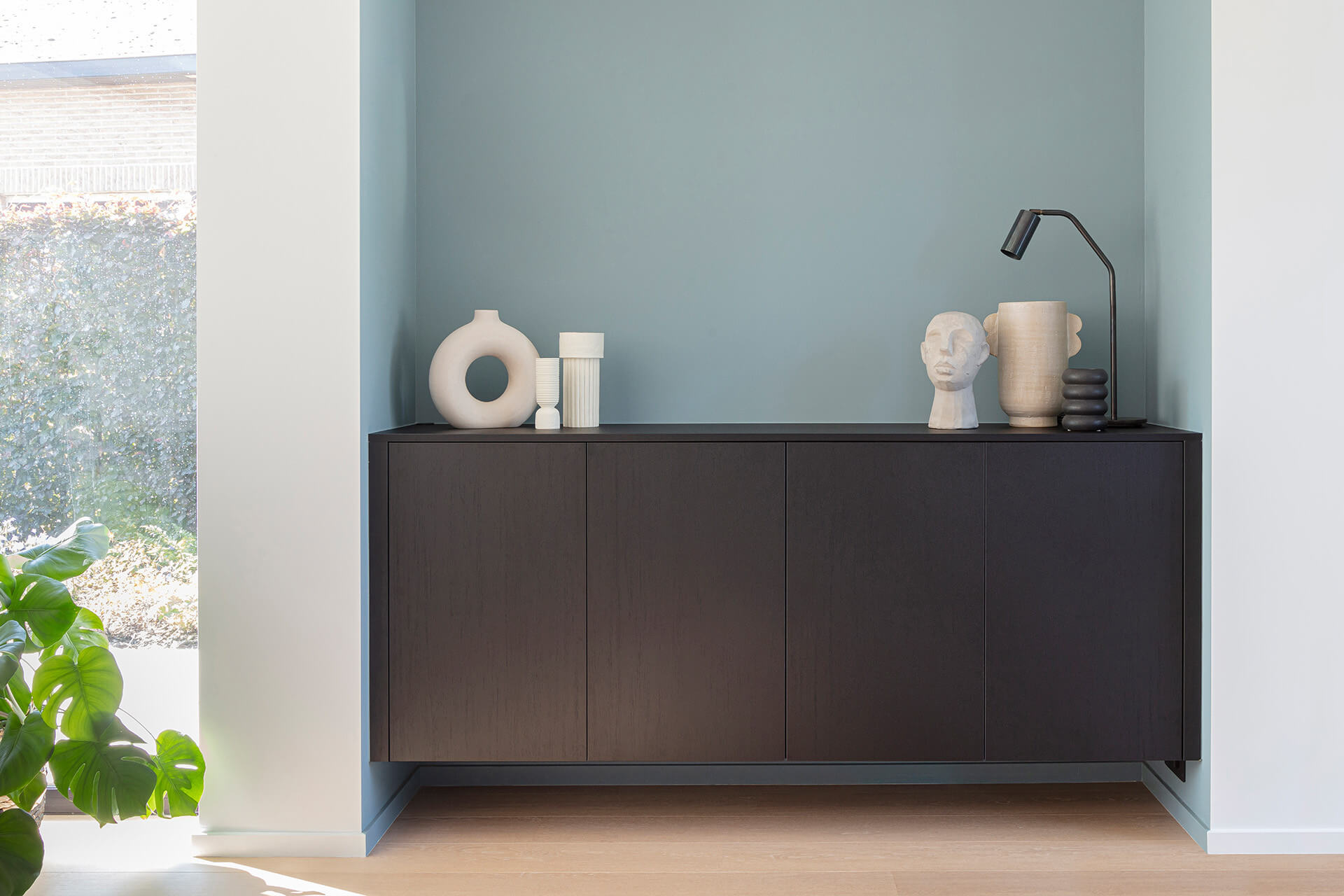 Commode suspendue noire sur mesure, coloris Noir Élégant, dans le salon (Custoro). 
