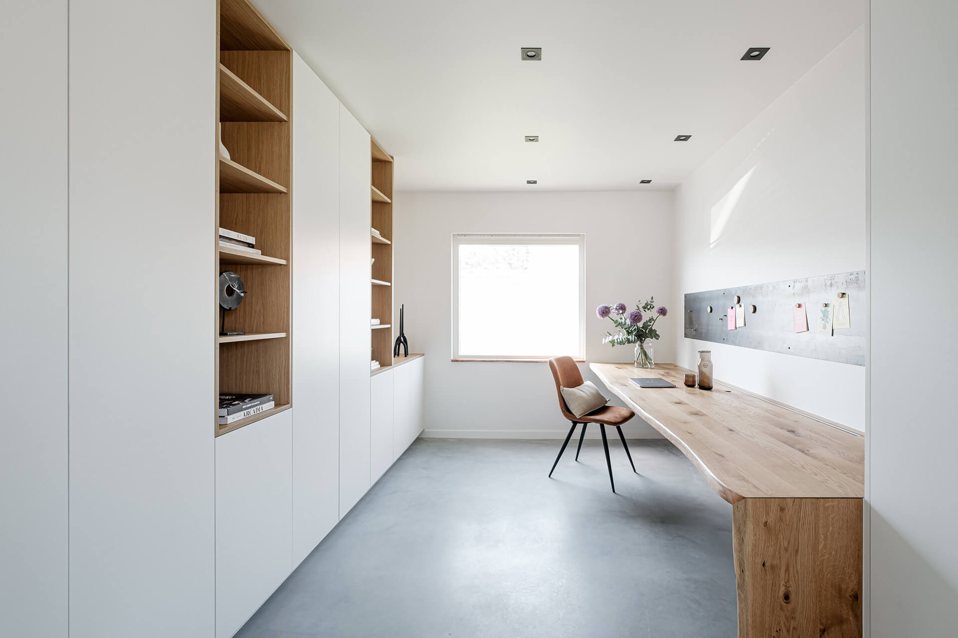 Armoire de rangement sur mesure dans un bureau.