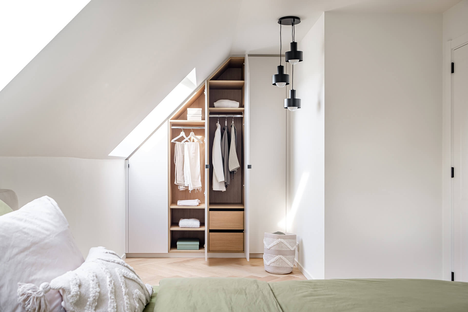 Armoire sous toit incliné dans la chambre à coucher