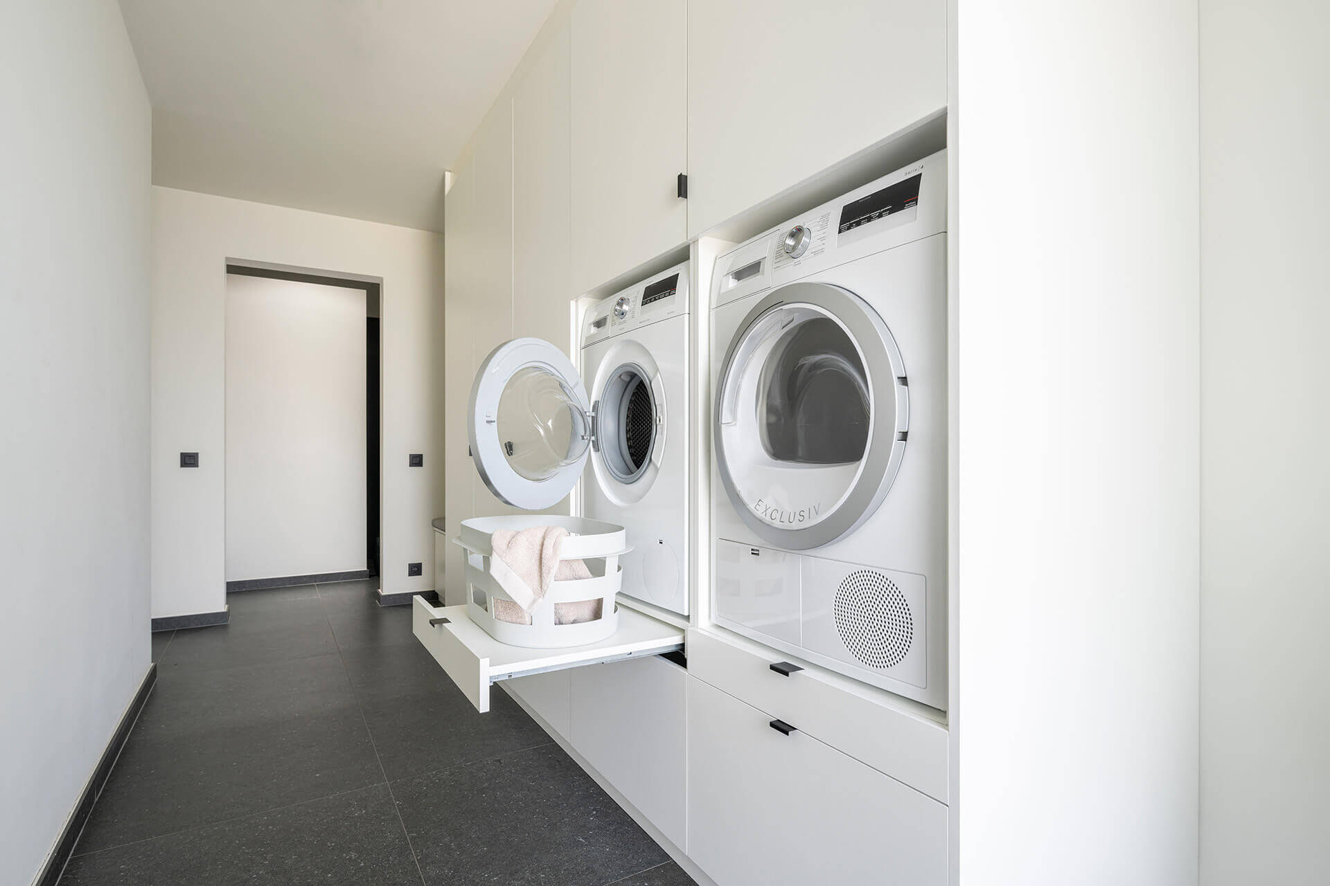 Armoires blanches sur mesure pour machine à laver