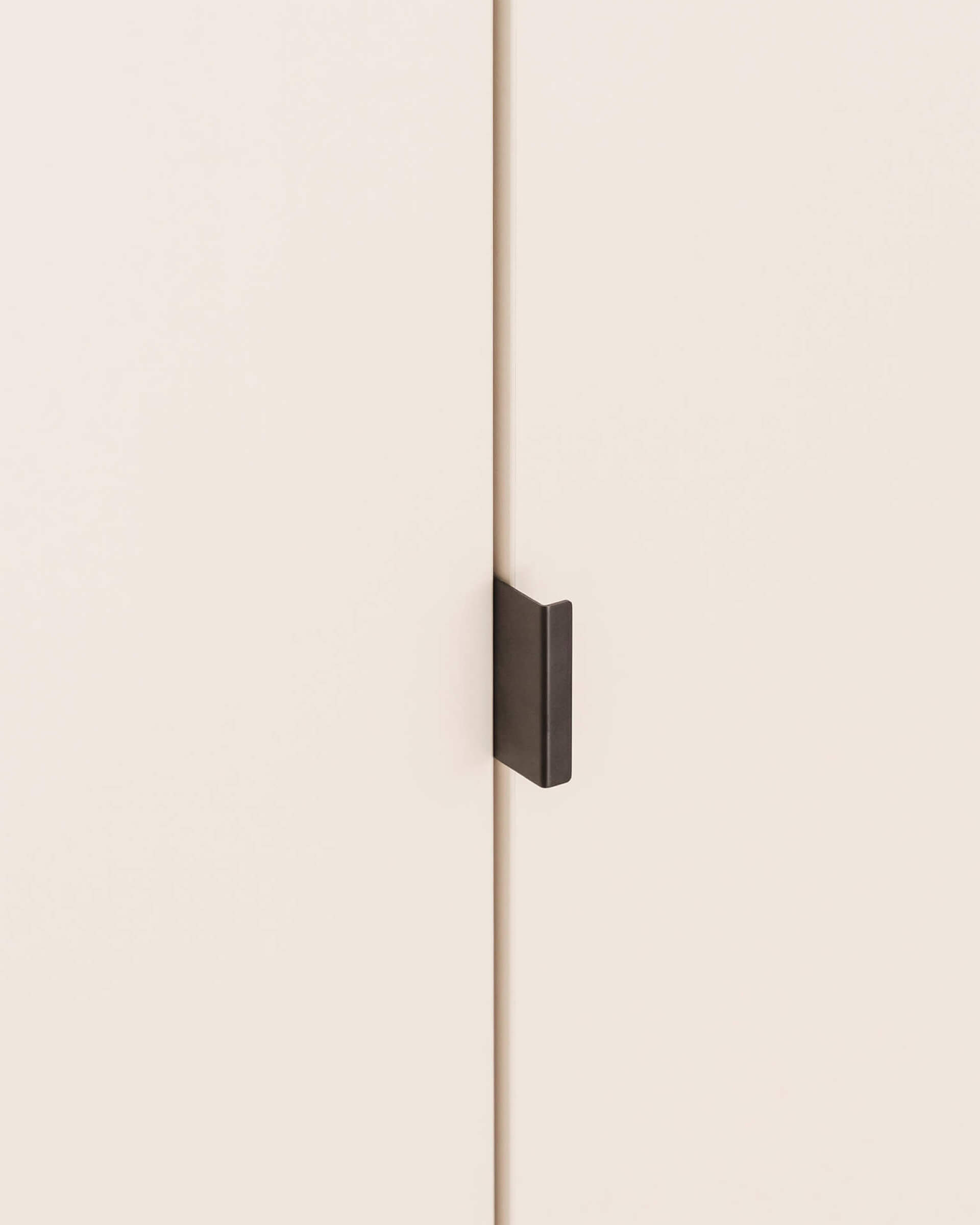 Poignée noire pour votre armoire sur mesure, appelée Mini Pure