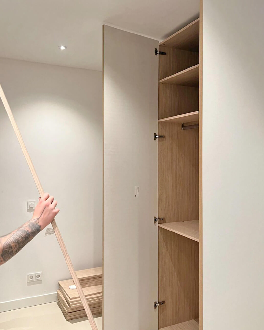 Installation de moulures sur les portes d'une armoire sur mesure