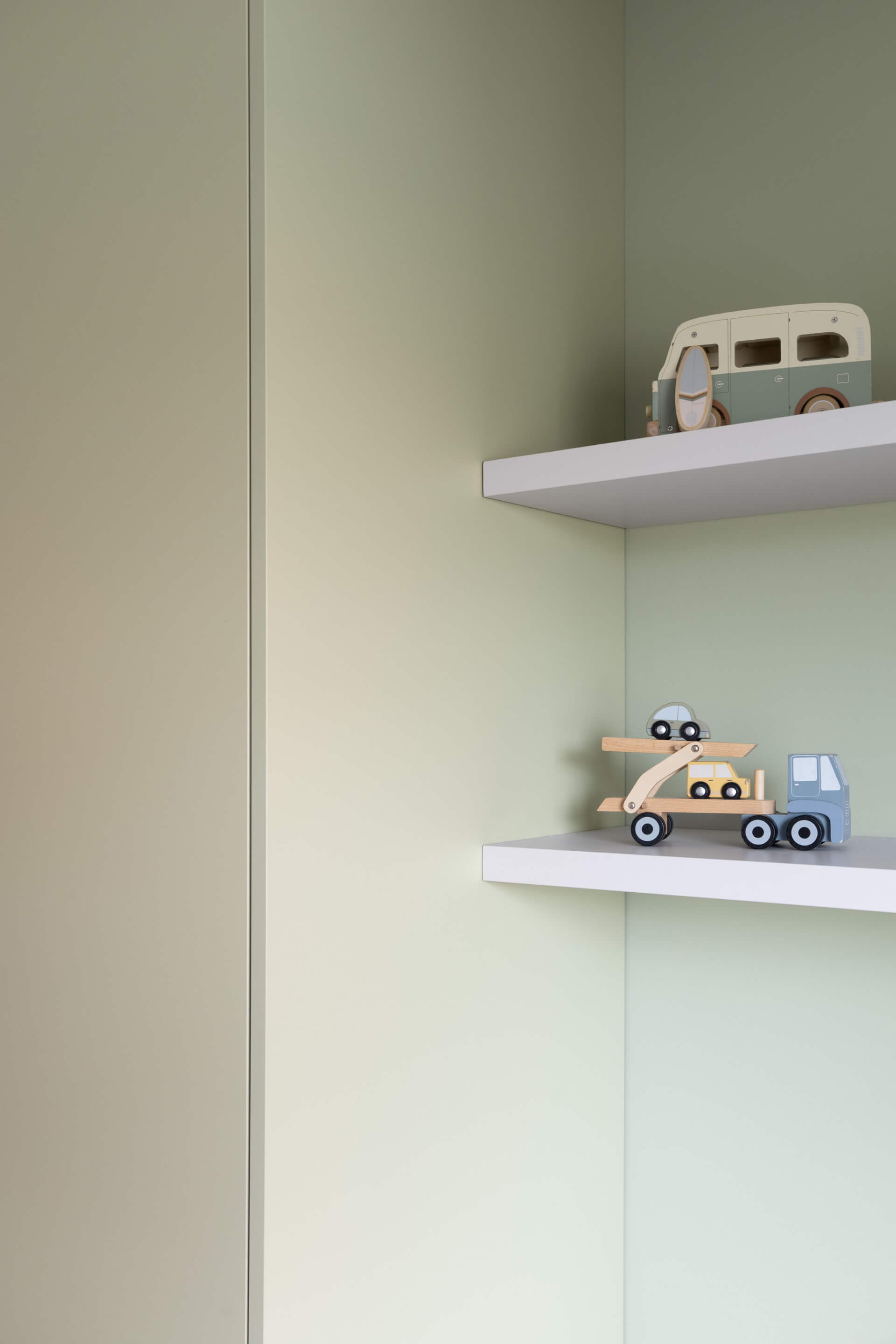 Gros plan d'un meuble sur mesure couleur Sauge naturelle disponible chez Custoro