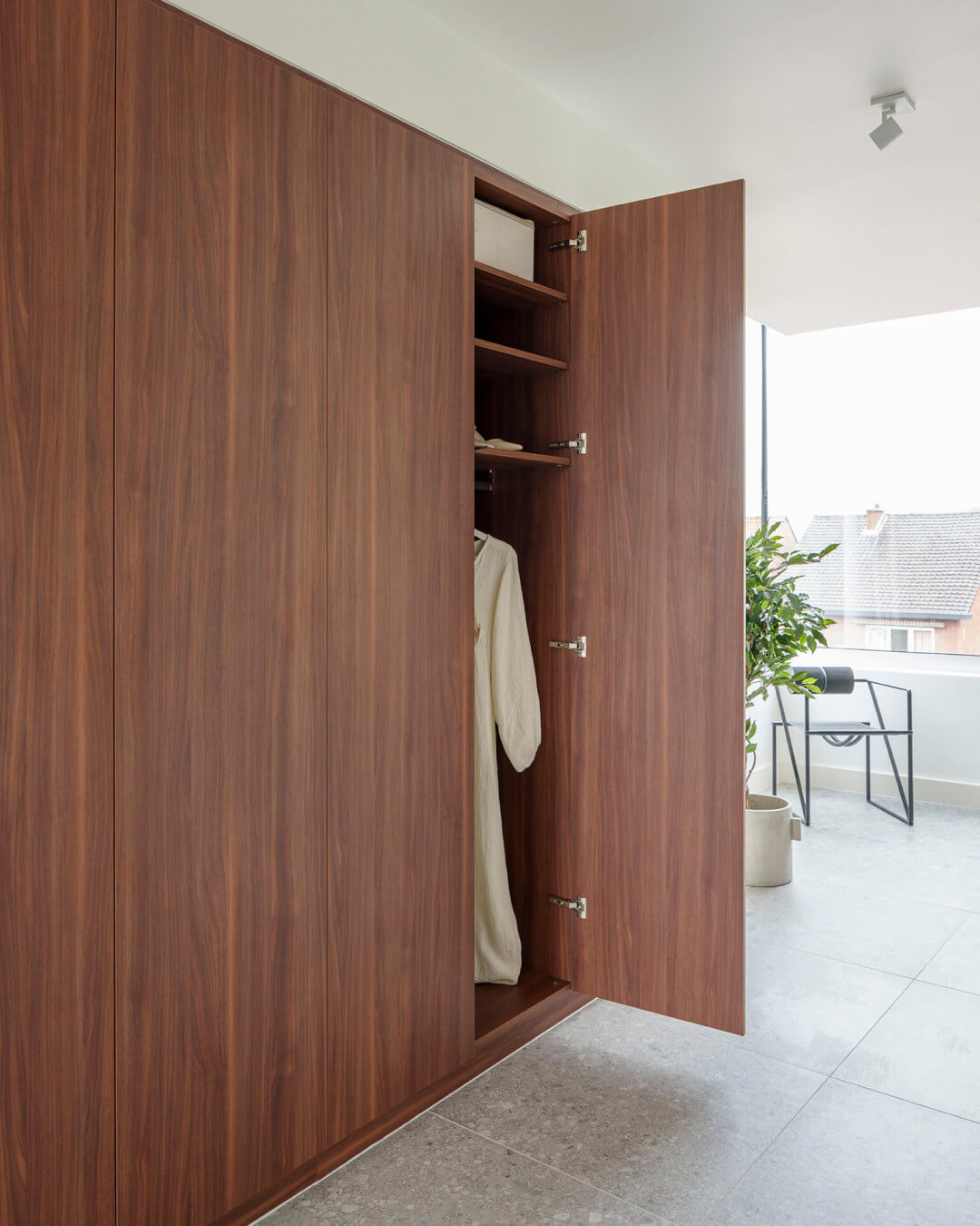 Armoire de dressing sur mesure avec finition en imitation bois de noyer, Lorenzo Walnut.
