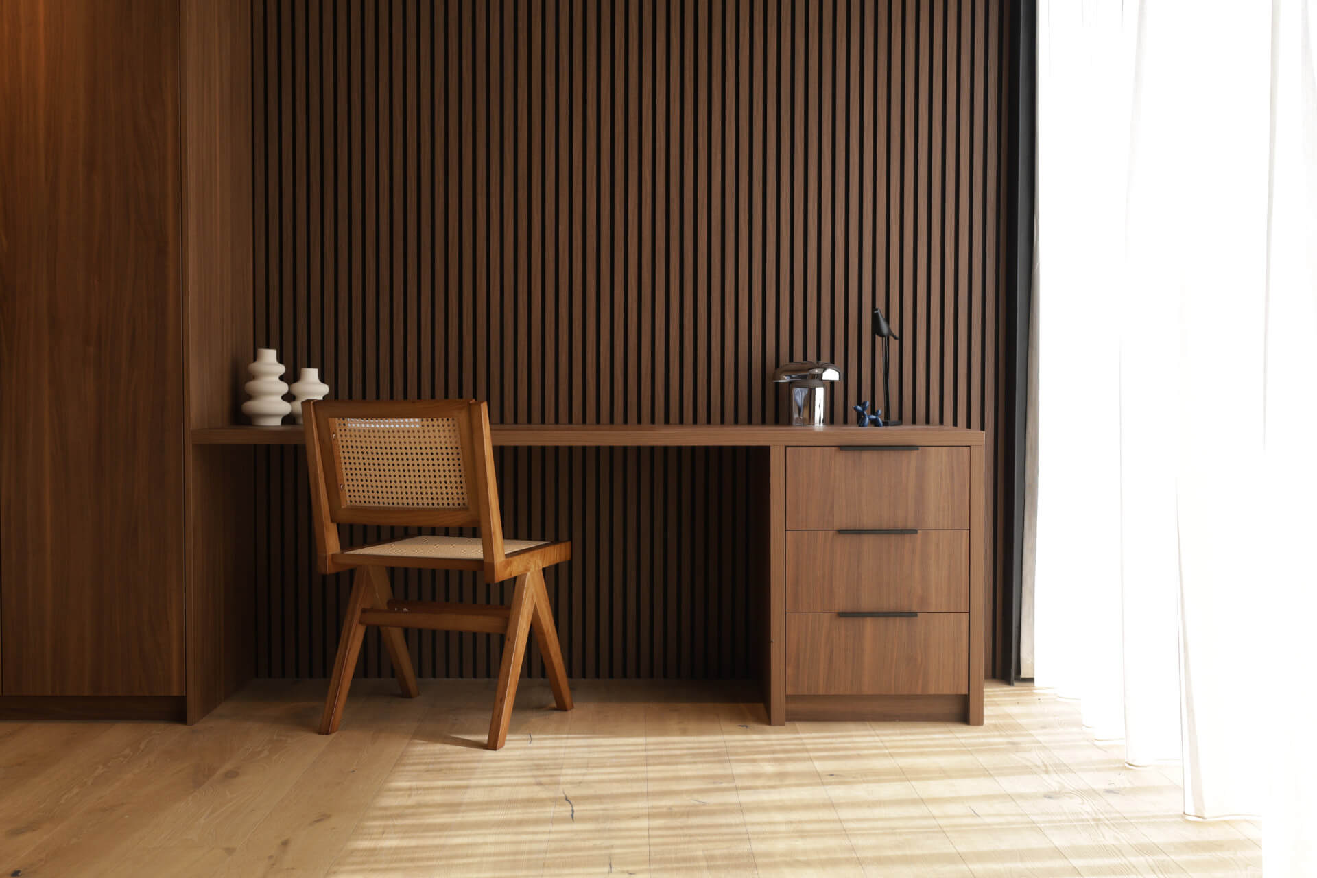 Bureau intégré sur mesure en noyer Lorenzo avec armoire de rangement en noyer Lorenzo