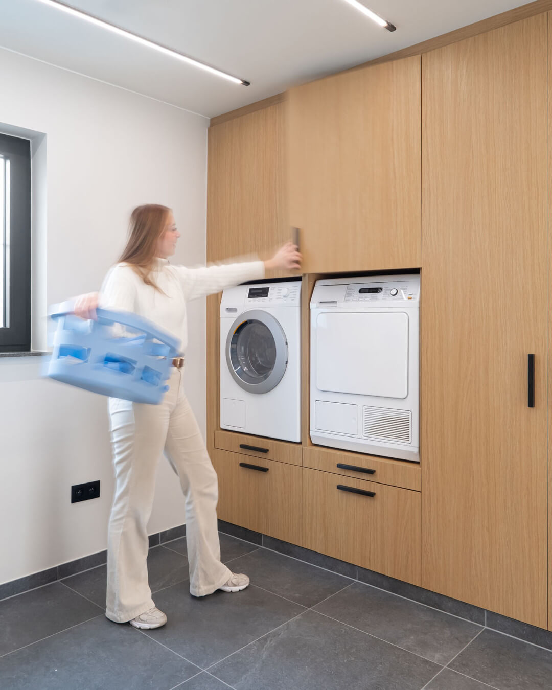 Salle de lavage avec une armoire sur mesure, du sol au plafond, en teinte de bois Essential Oak Naturel