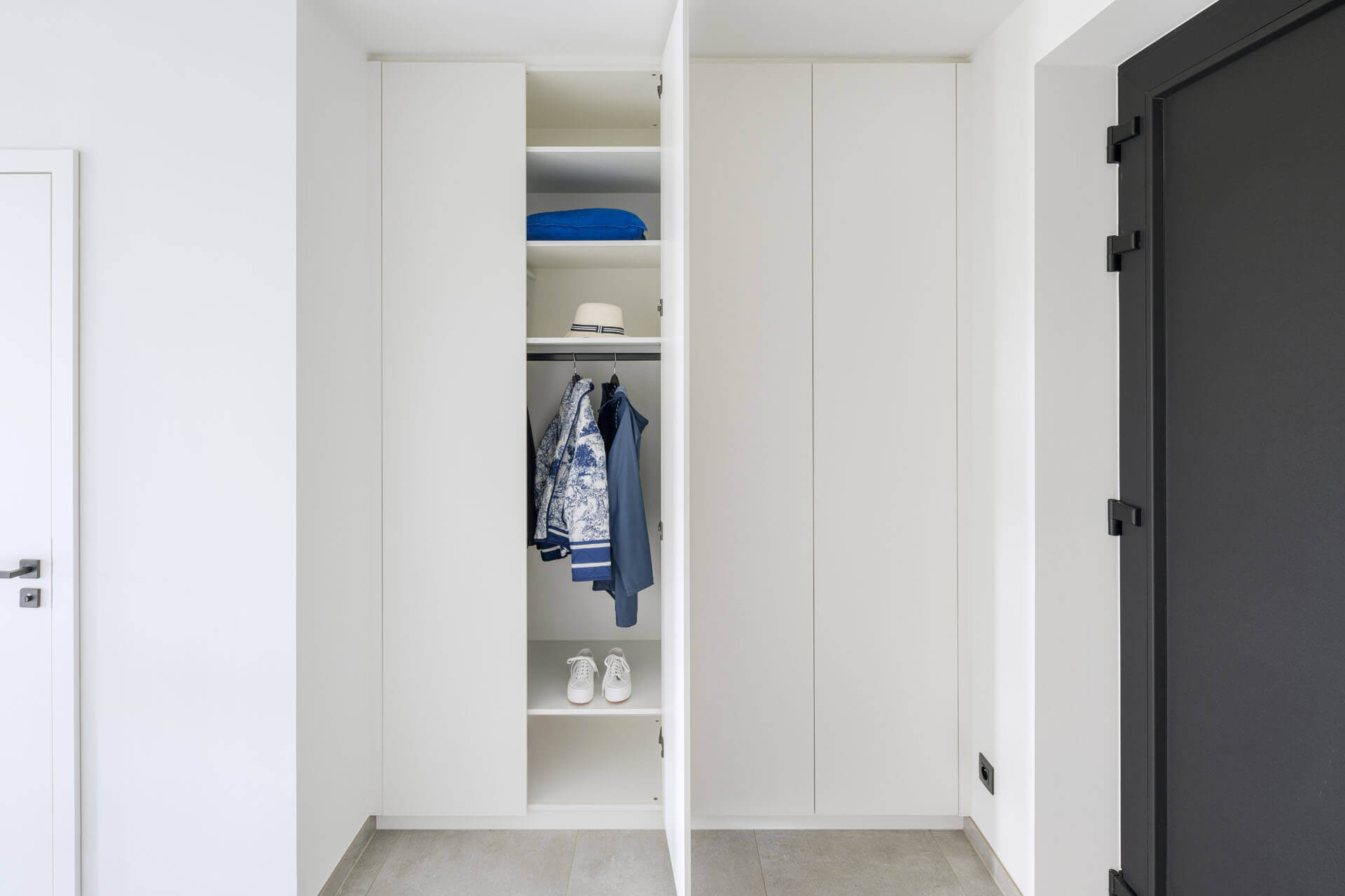 Armoires de rangement encastrées blanches sur mesure dans le hall d'entrée 