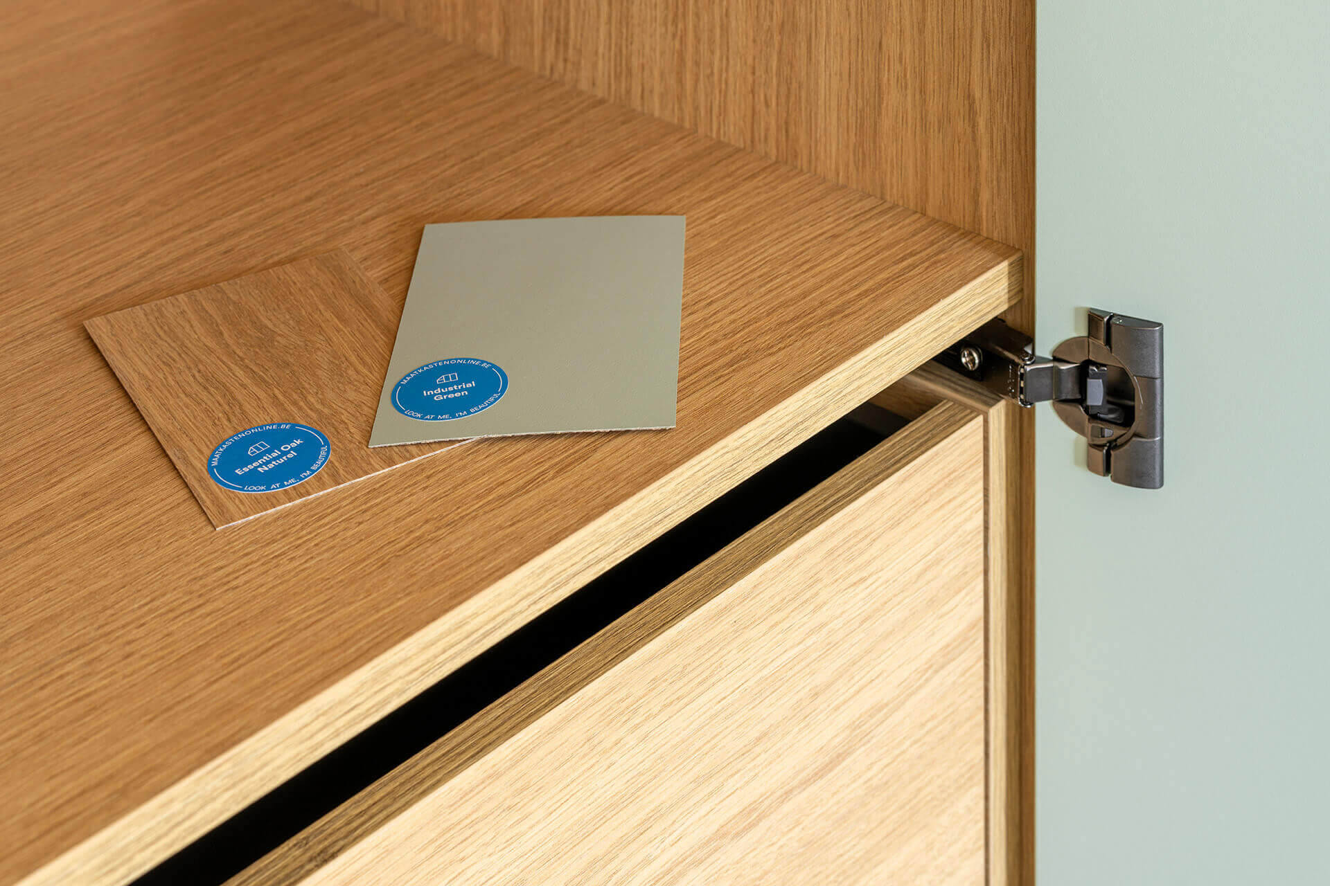 Échantillons de Industrial Green et Essential Oak Naturel de Custoro
