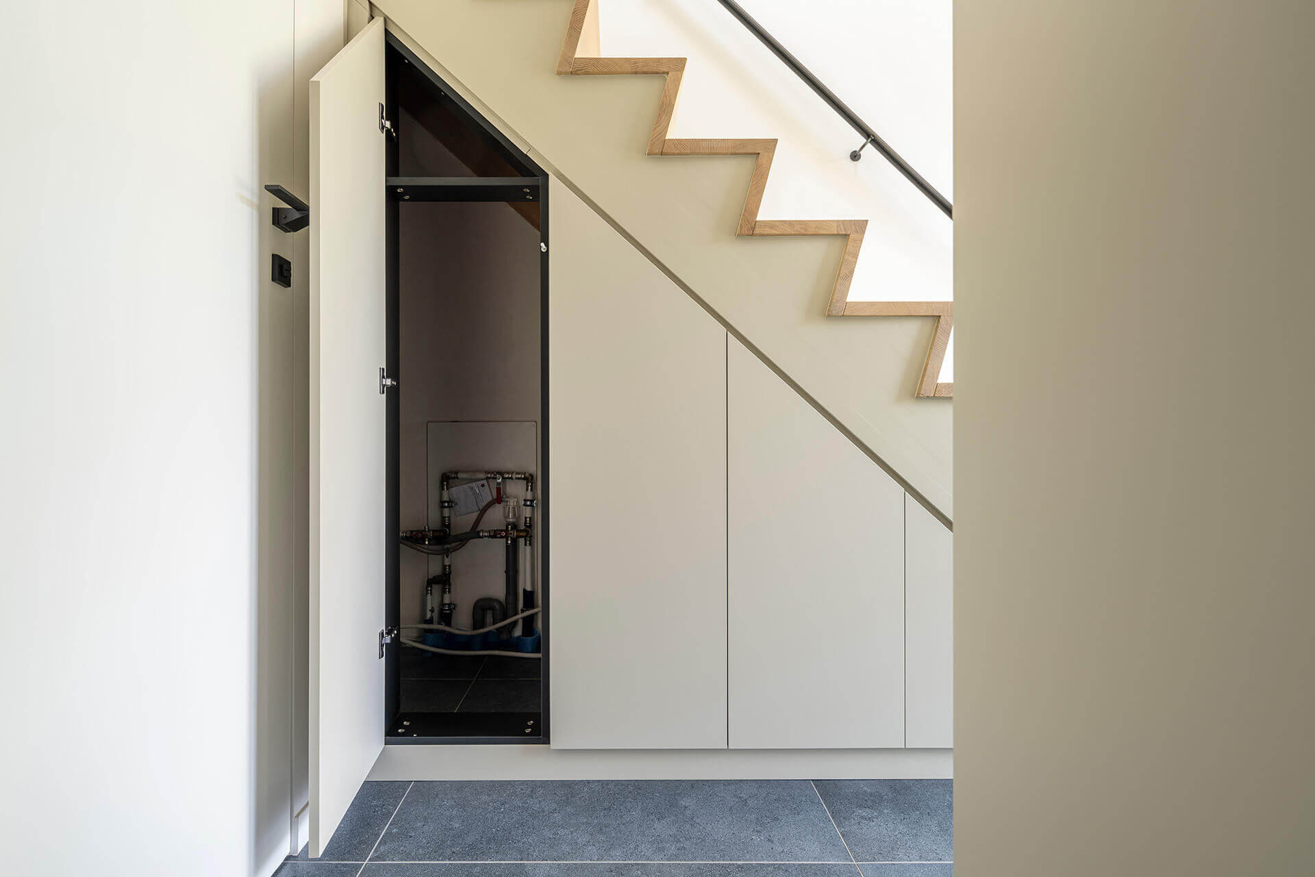 Armoire sous escalier sur mesure en couleur Turtle Grey