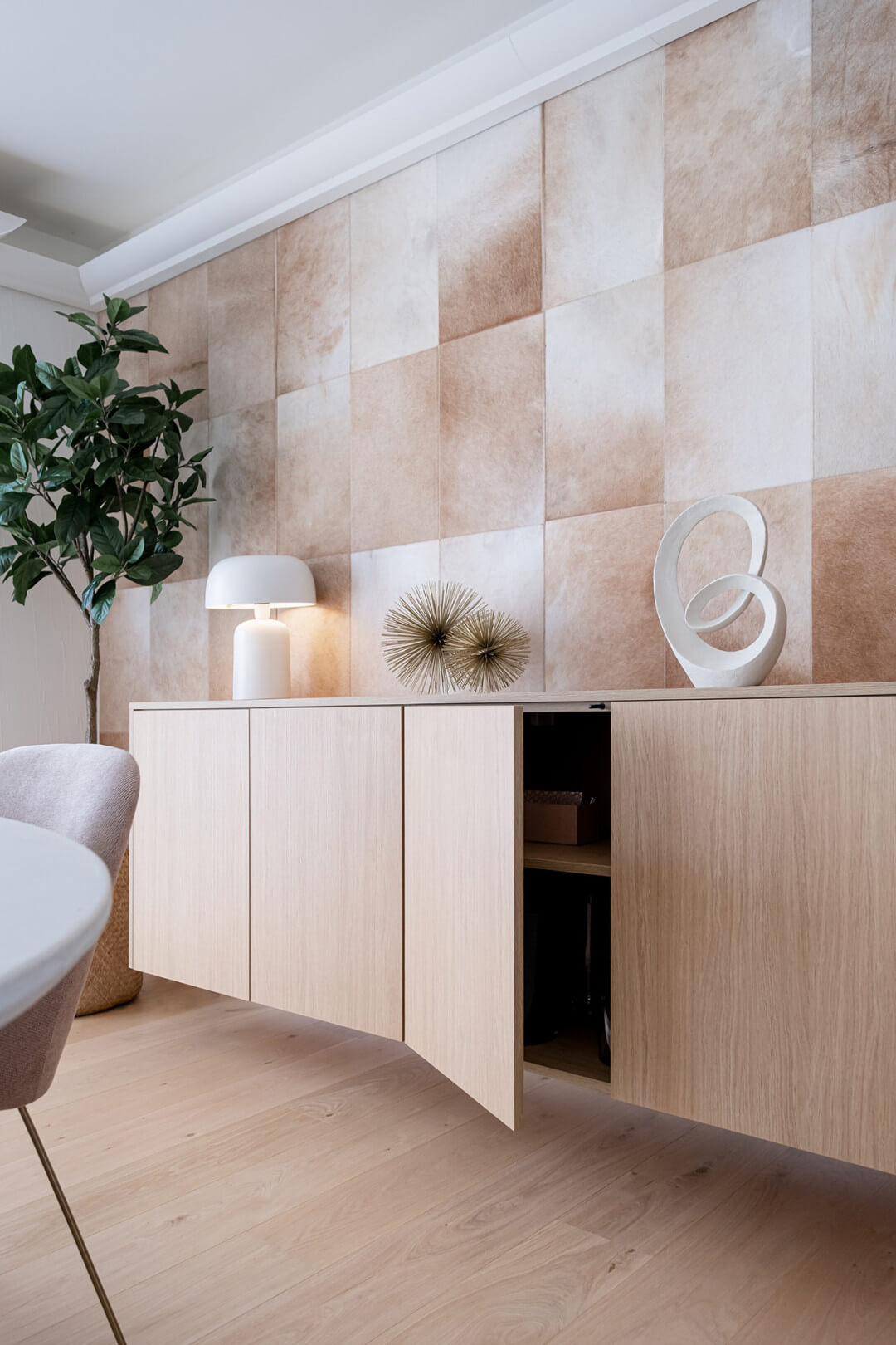 Porte à ouverture par pression d'un buffet sur mesure en chêne naturel Essential, intérieur d'un meuble sur mesure