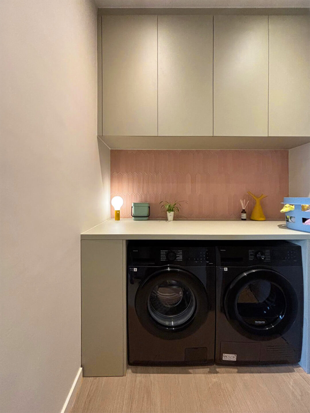 Meuble bas pour machine à laver avec placards de plafond sur mesure de couleur vert Natural Sage
