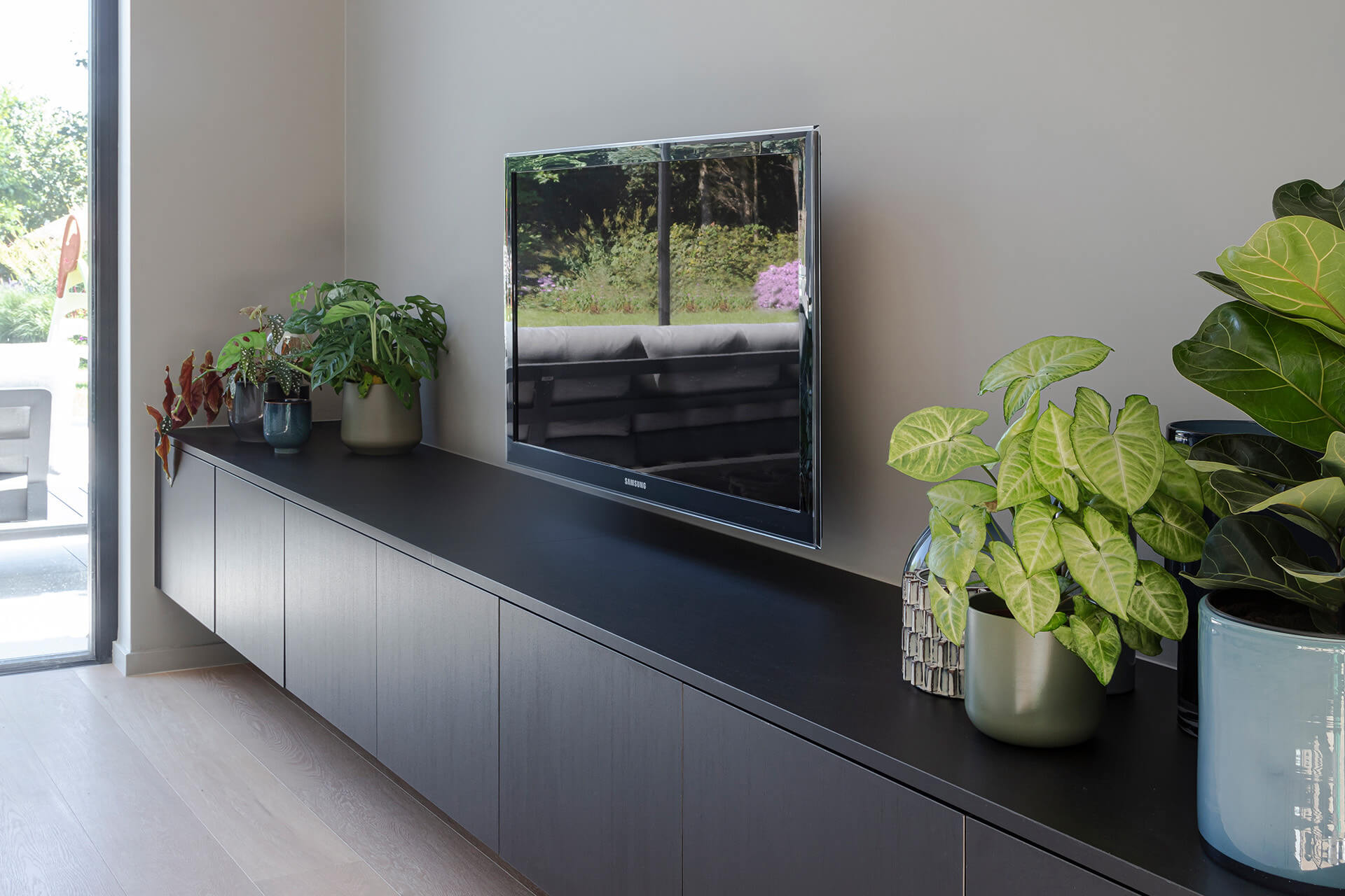 Meuble TV noir, suspendu et entièrement réalisé sur mesure par custoro