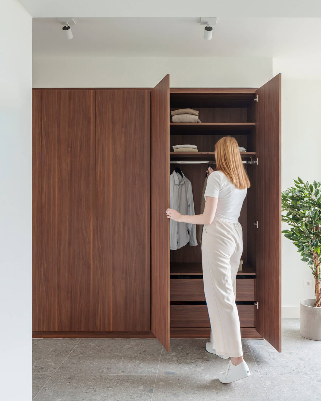  Armoire sur mesure en aspect noyer, appelée Lorenzo Walnut.