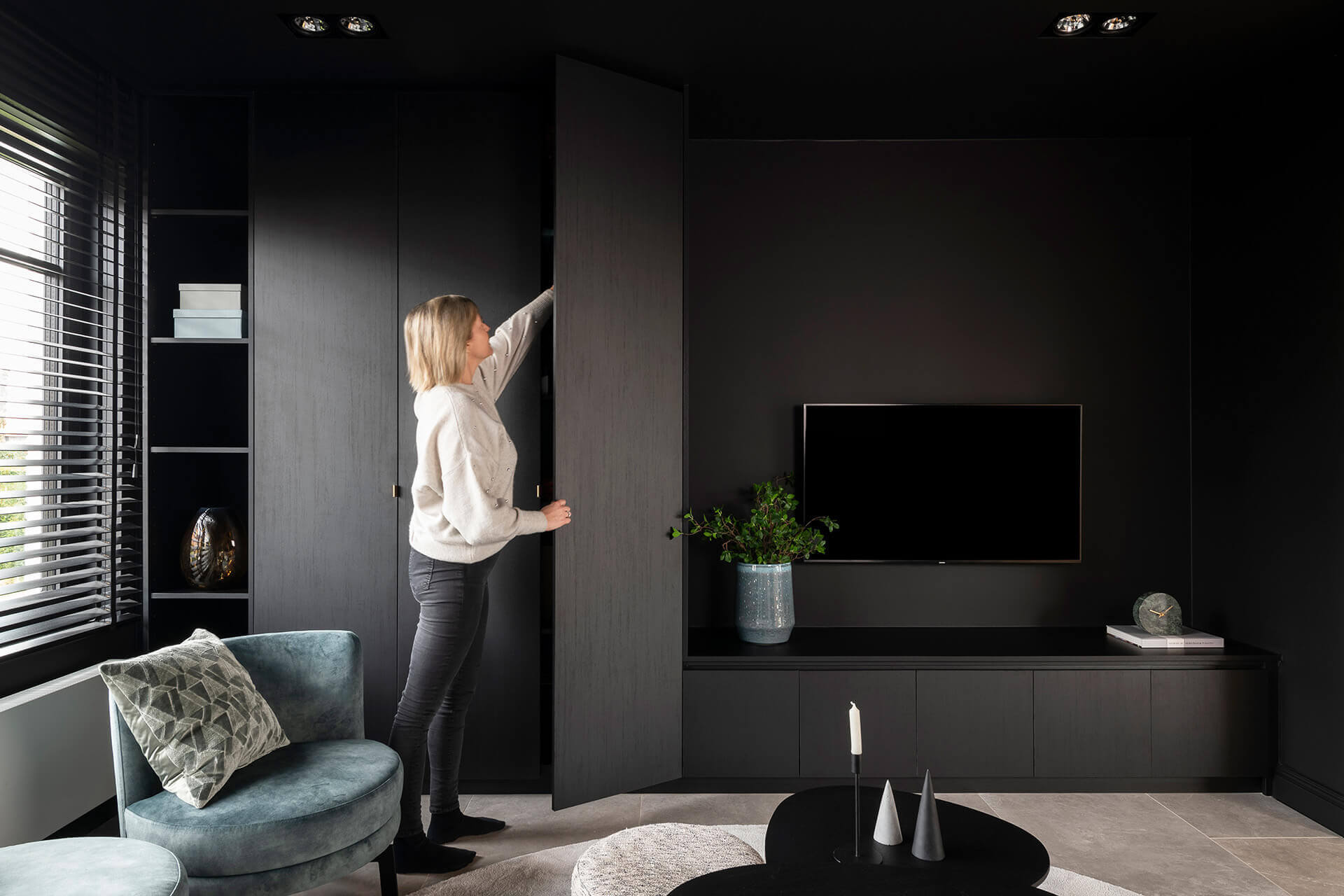 Meuble TV sur mesure pour salon, couleur noir élégant