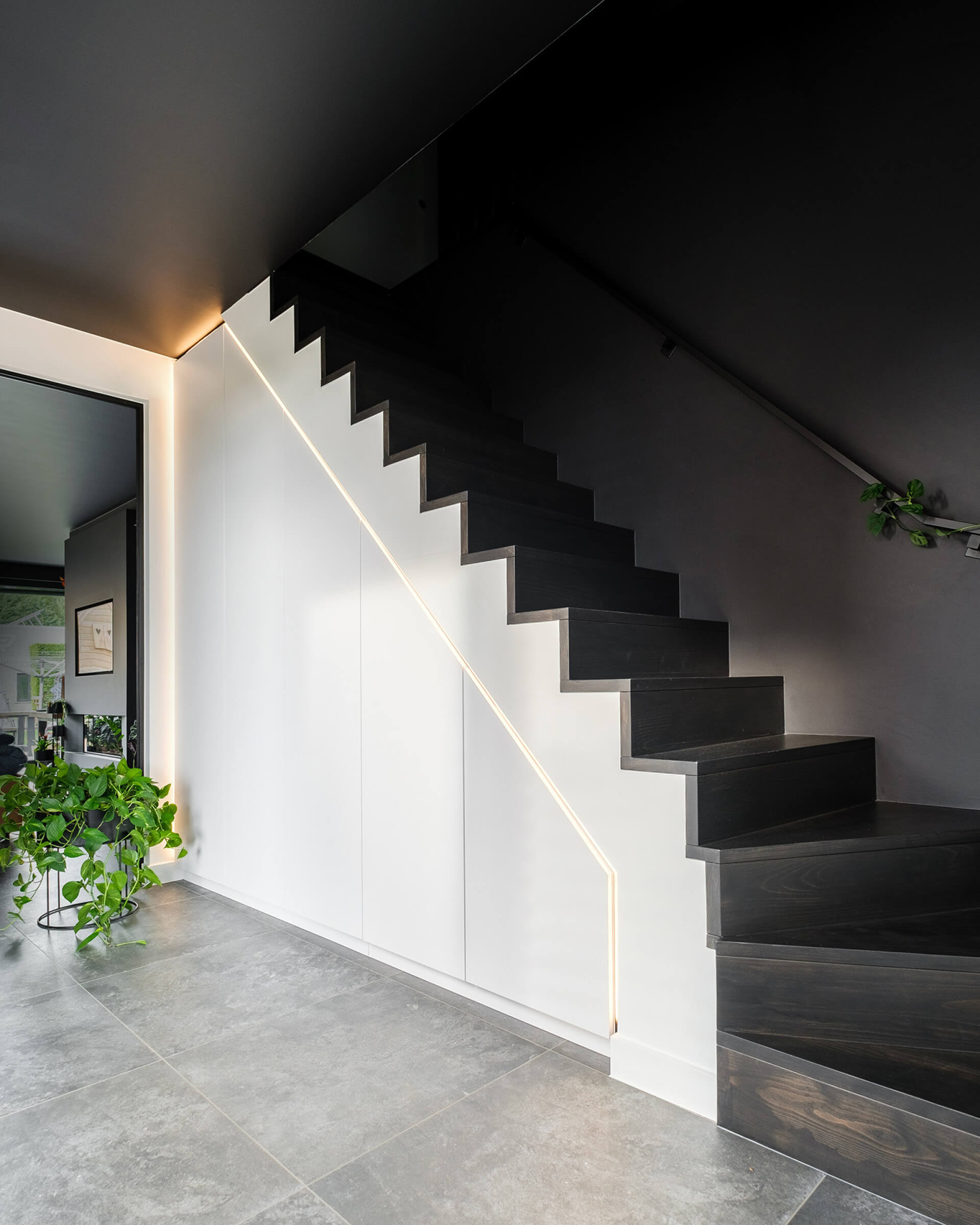 Rangement sous escalier blanche avec portes à ouverture par pression