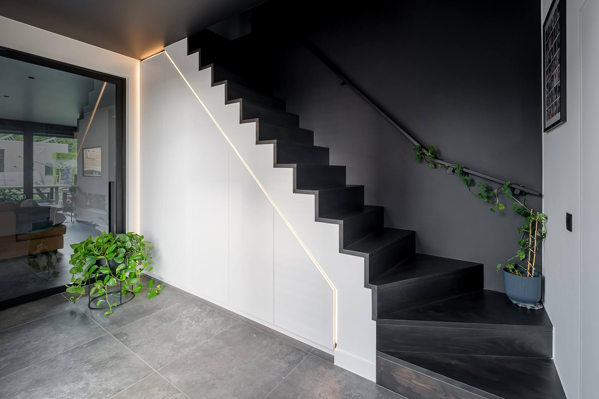 Armoire sous escalier sur mesure de Custoro en couleur Front White.