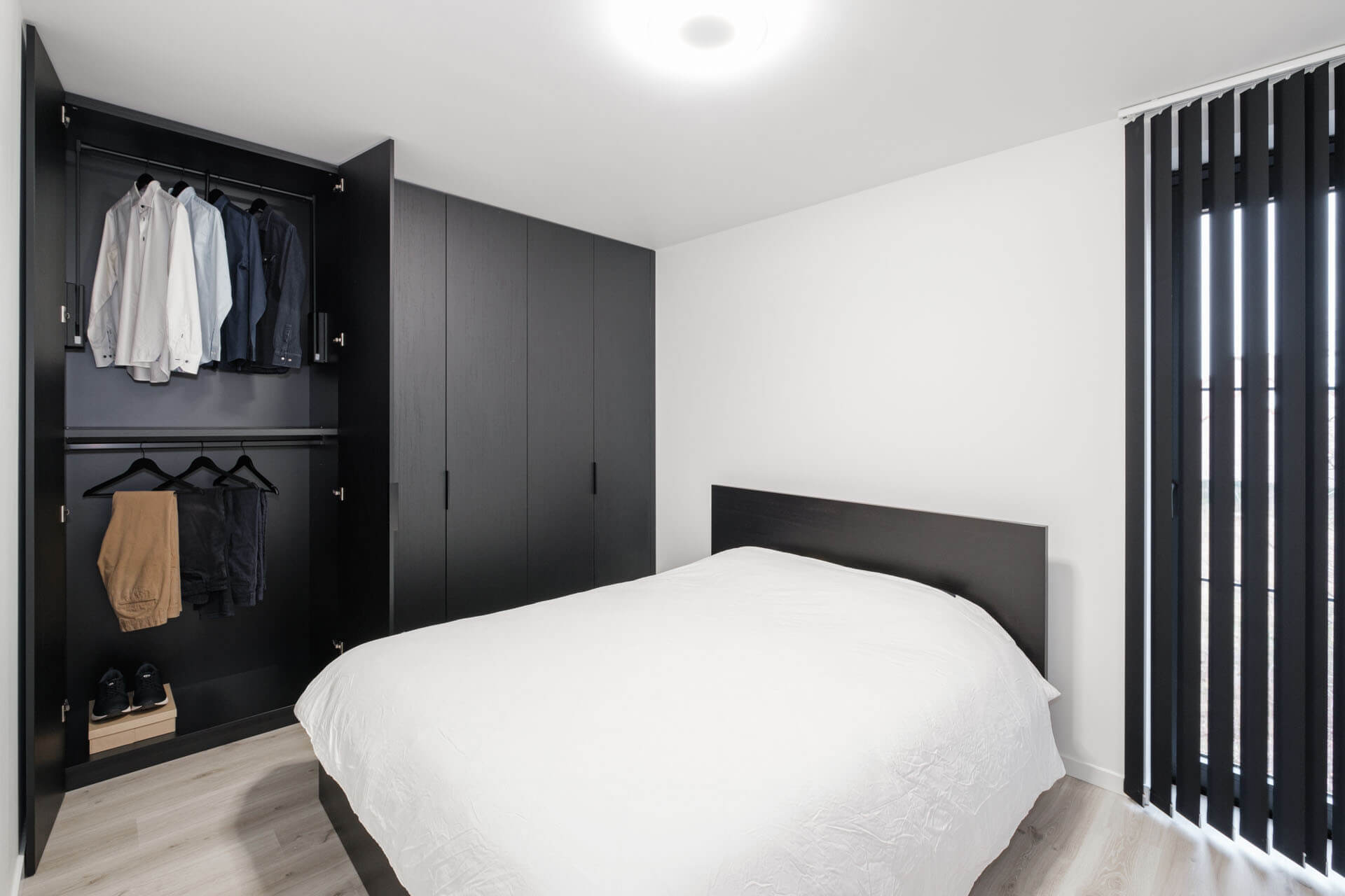 Armoire sur mesure dans la chambre à coucher avec élévateur à vêtements