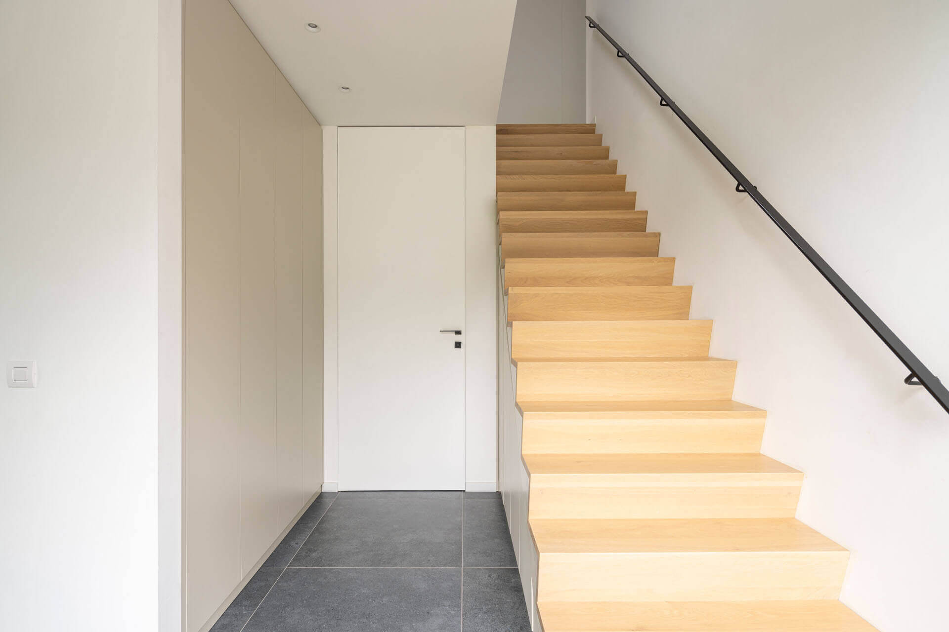 Armoire de vestiaire et armoire sous escalier sur mesure en couleur Turtle Grey