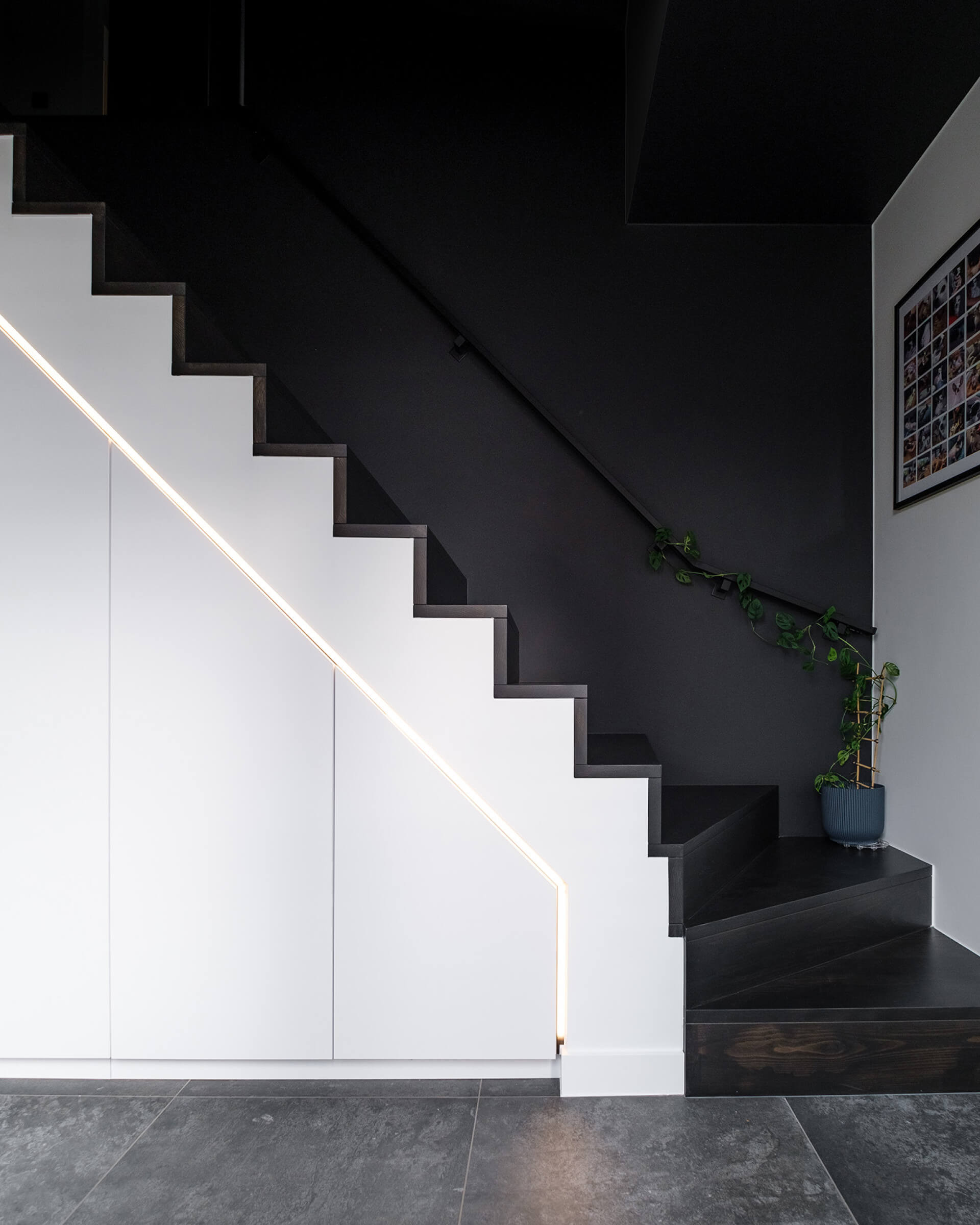 Armoire blanche sur mesure sous l'escalier