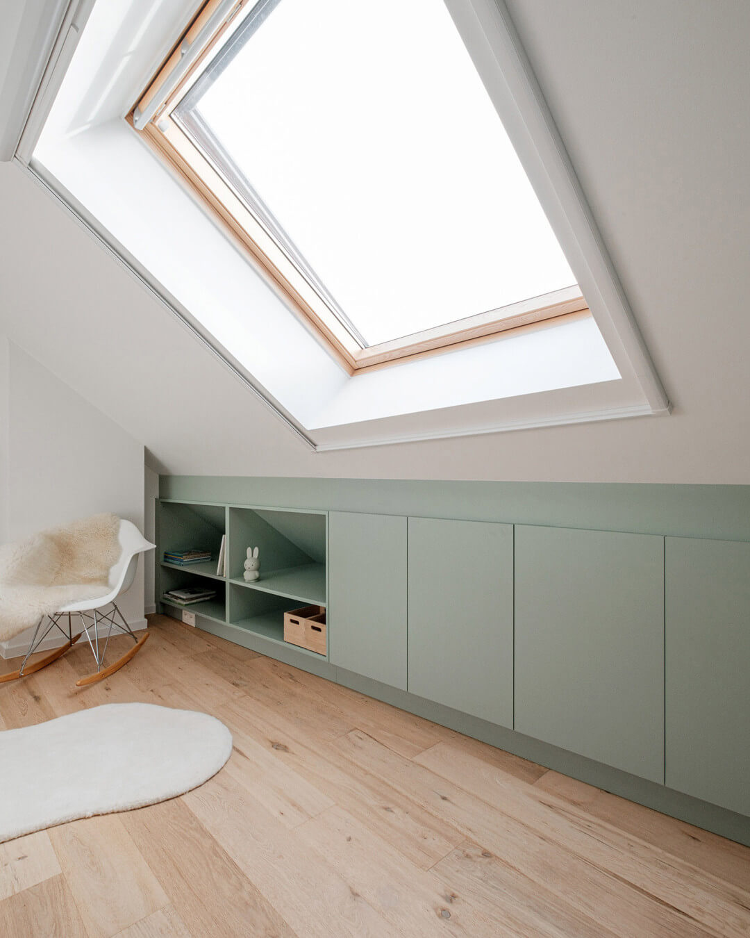 armoire dans une chambre d'enfant sous un toit en pente