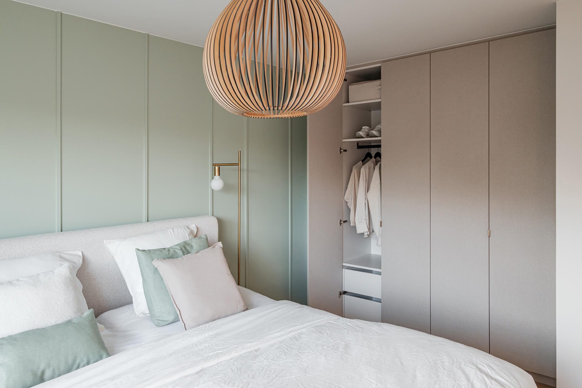 Chambre avec une penderie intégrée dans des couleurs naturelles