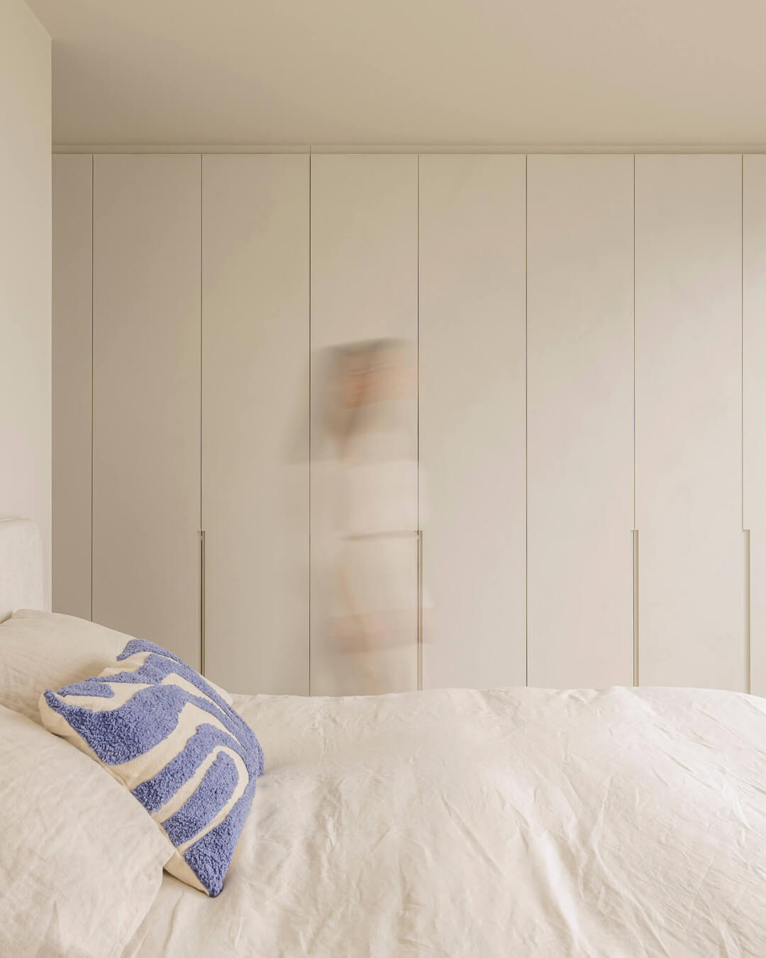 CChambre à coucher avec intérieur minimaliste et dressing élégant sur mesure 