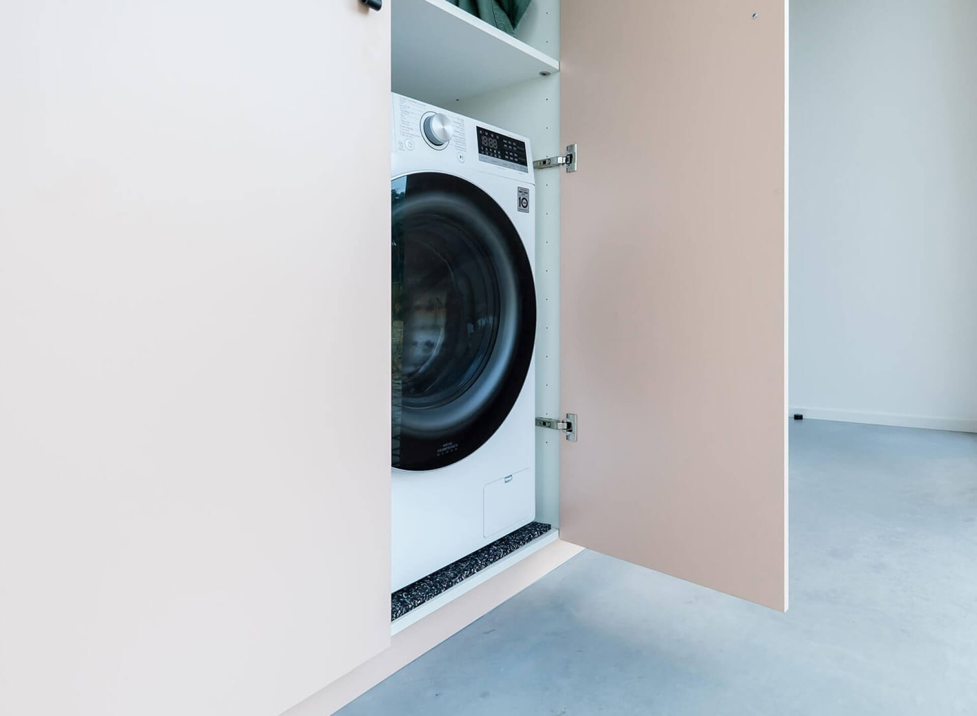 Machine à laver dans une armoire de rangement sur mesure 