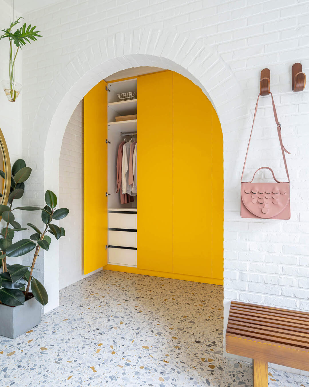 armoire jaune sur mesure dans un bungalow des années 60