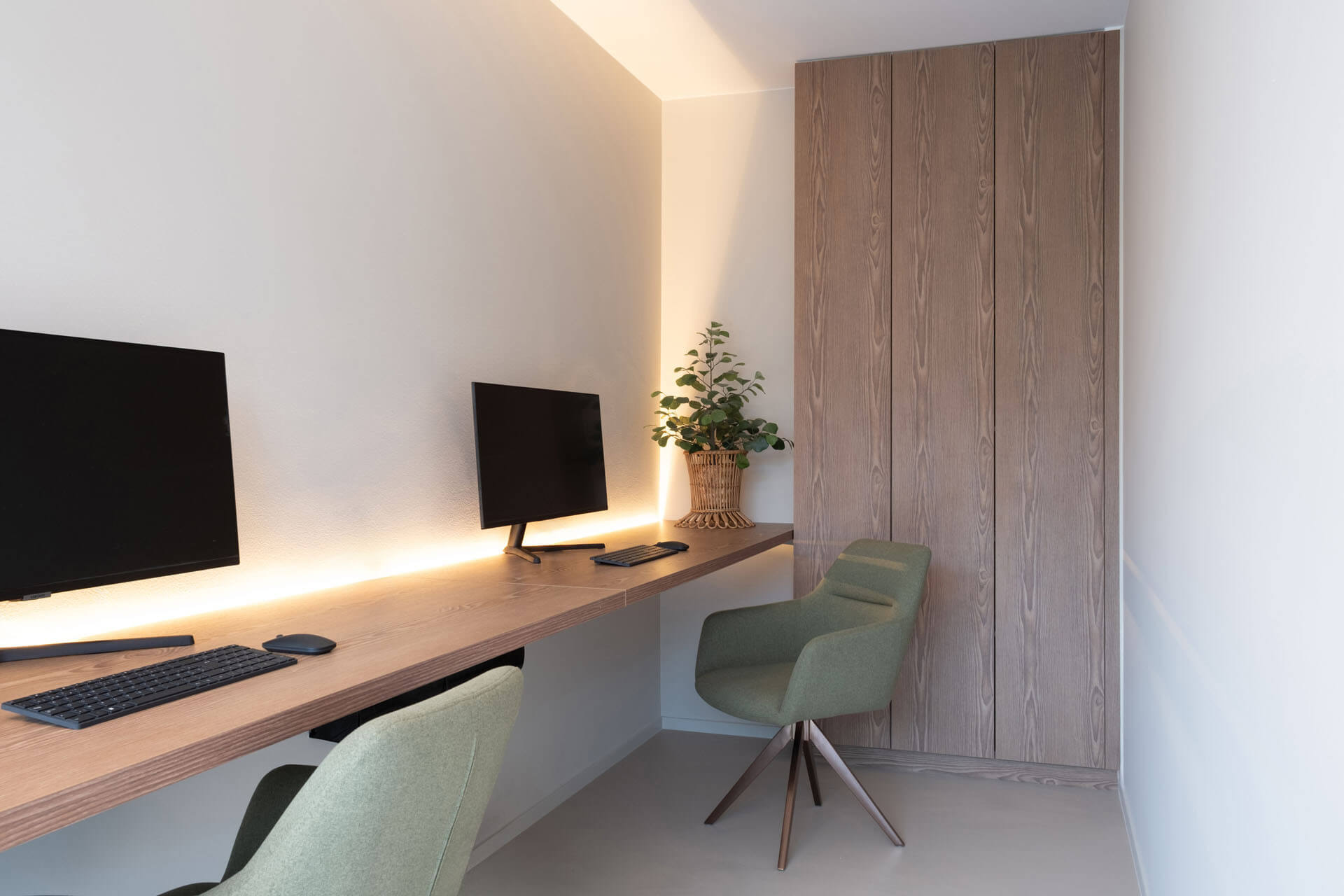 Espace bureau aménagé avec une armoire de rangement sur mesure et un bureau assorti