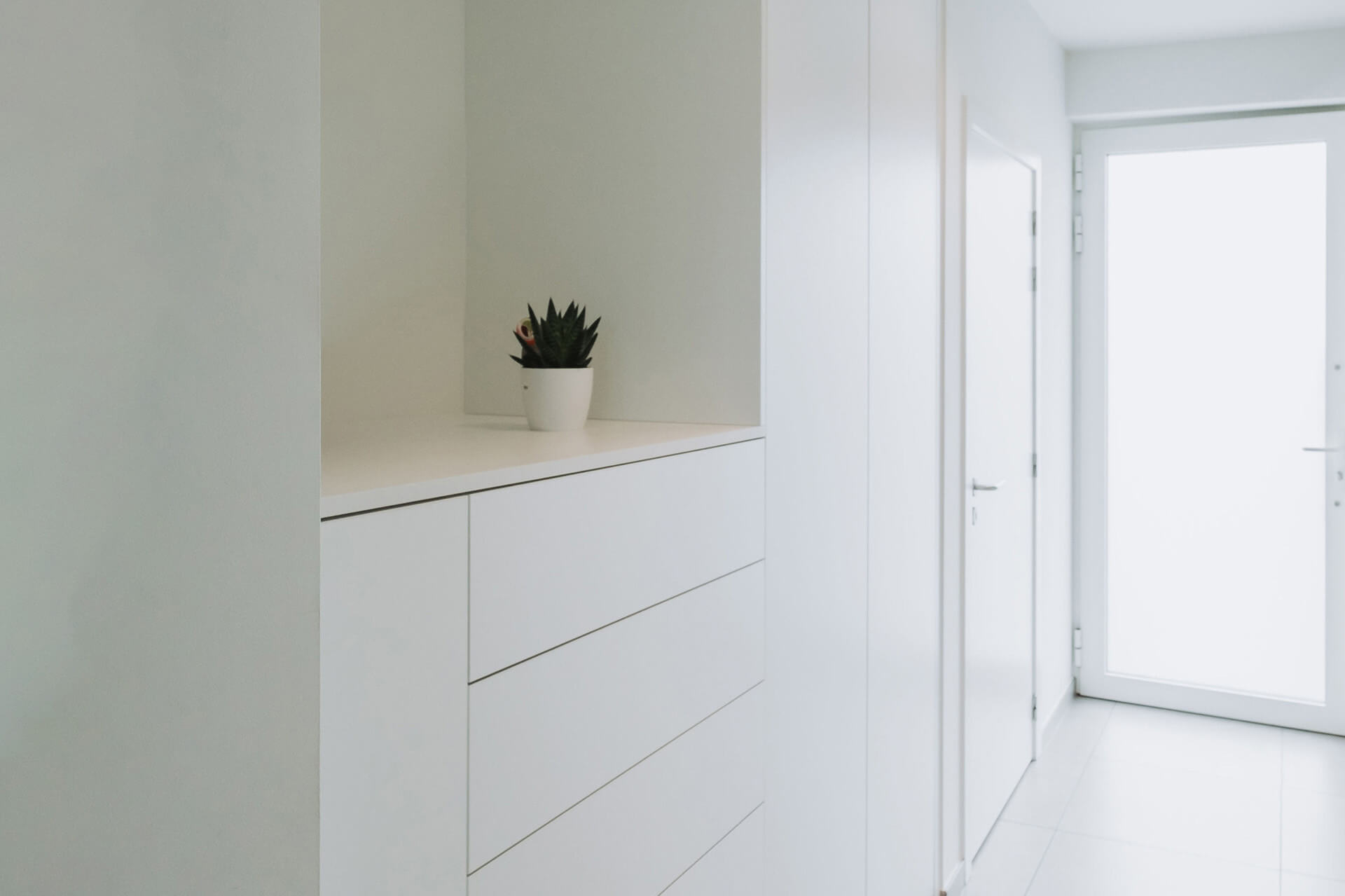 Armoires de rangement encastrées blanches sur mesure dans le hall d'entrée 